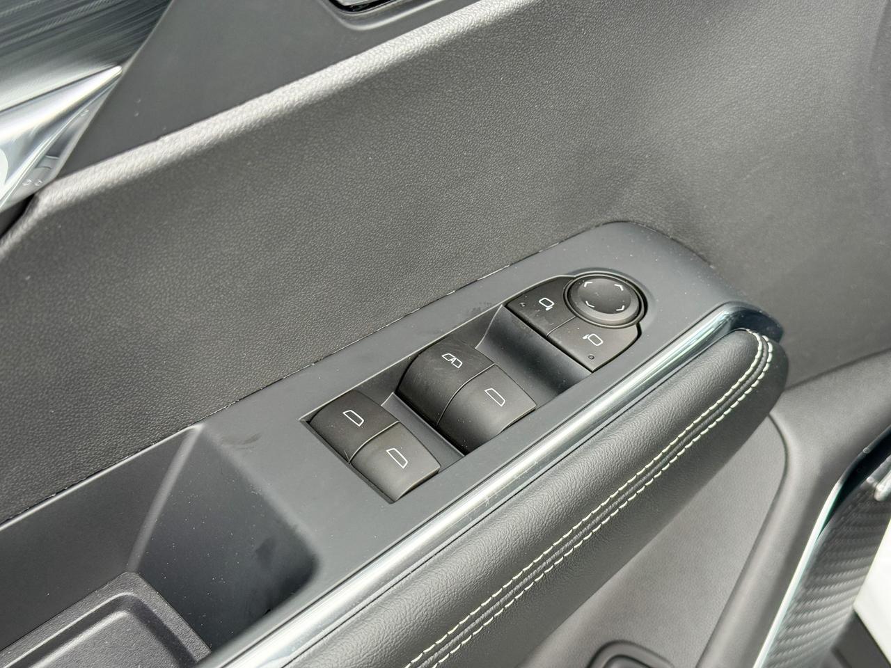 2025 GMC Acadia Elevation 2.5L 4CYL WITH REMOTE START/ENTRY, HEATED SEATS, HEATED STEERING WHEEL, ADAPTIVE CRUISE CONTROL, HD SURROUND VISION Photo