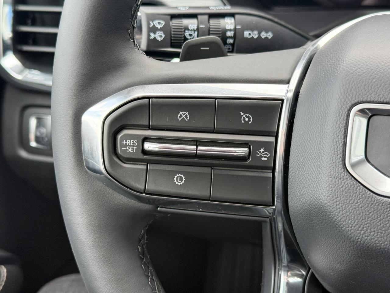 2025 GMC Acadia Elevation 2.5L 4CYL WITH REMOTE START/ENTRY, HEATED SEATS, HEATED STEERING WHEEL, ADAPTIVE CRUISE CONTROL, HD SURROUND VISION Photo