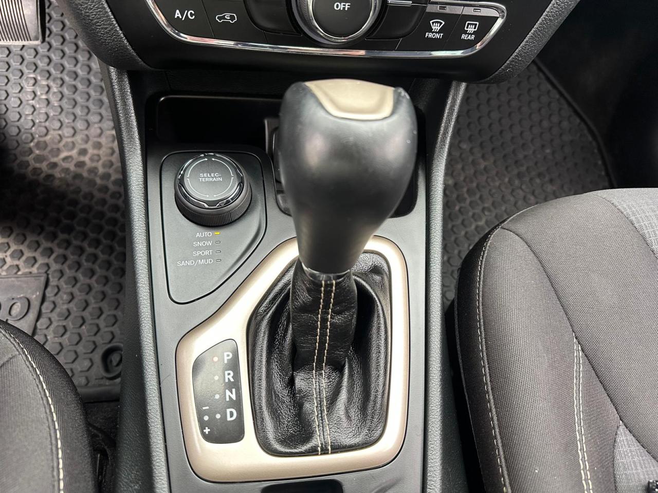 2015 Jeep Cherokee North Photo11
