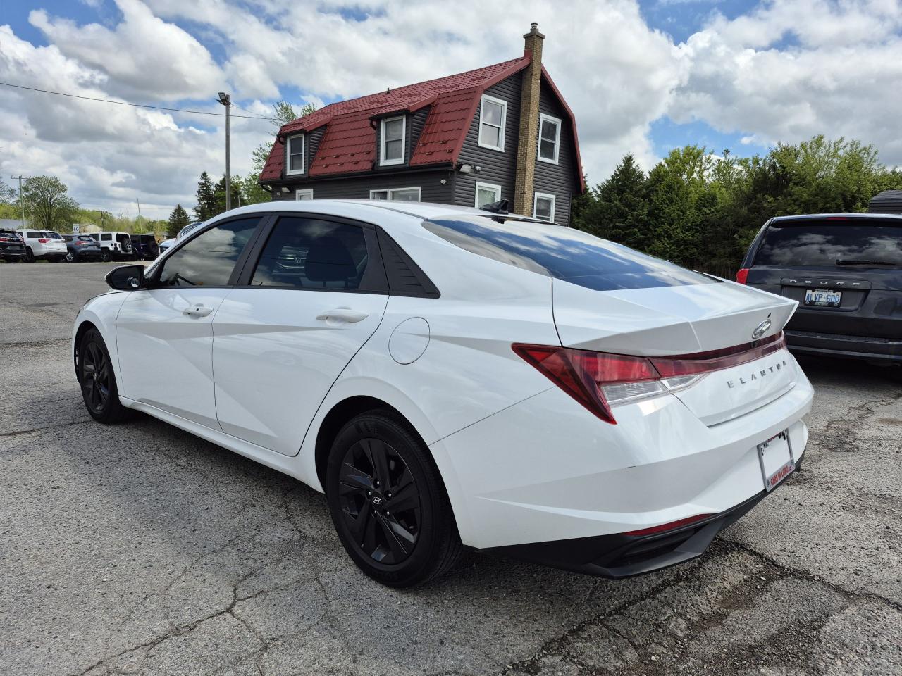 2021 Hyundai Elantra Preferred IVT w/Sun & Tech Package Photo5