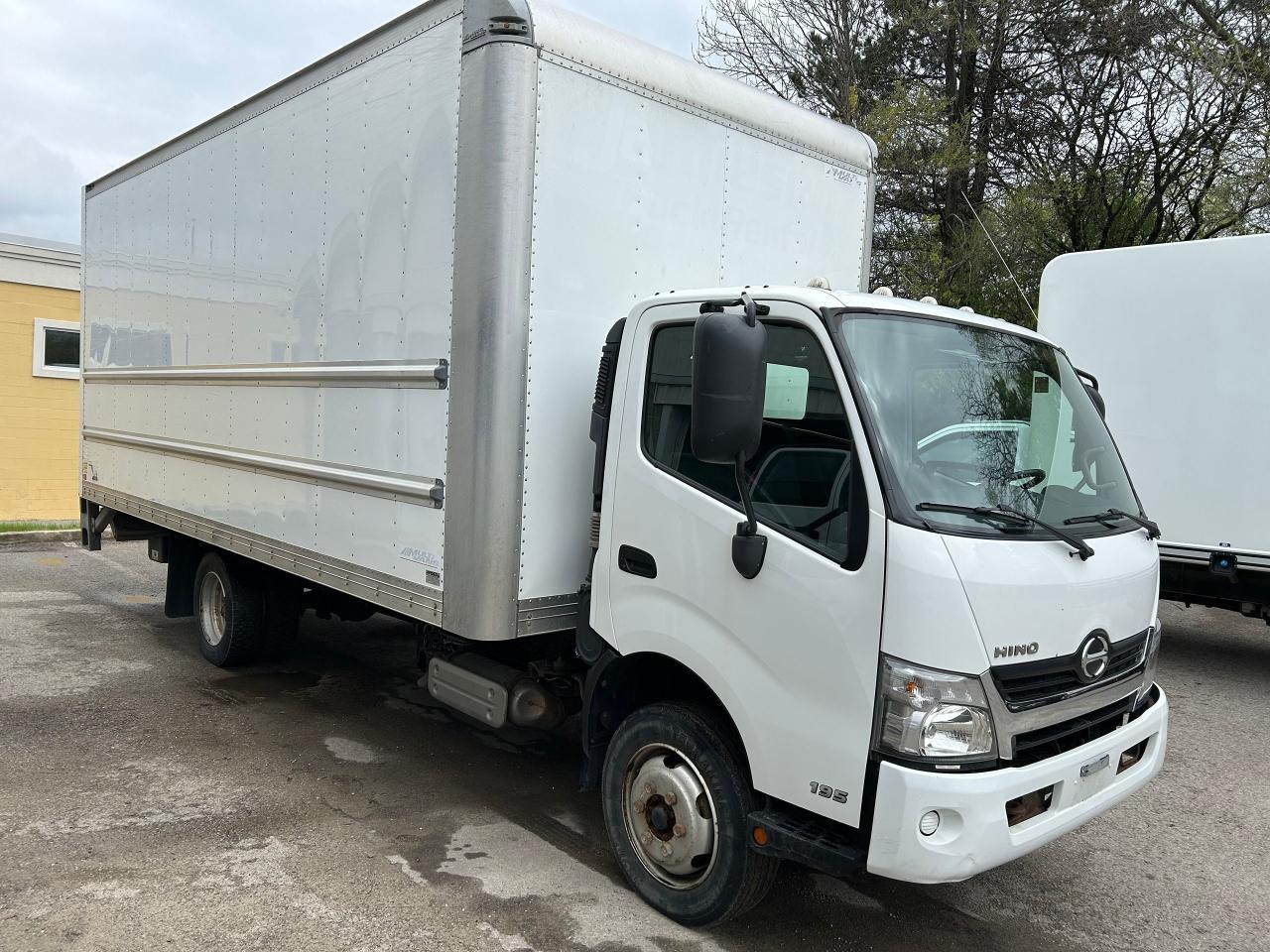 2020 Hino 195 20' van body with lift - Photo #1