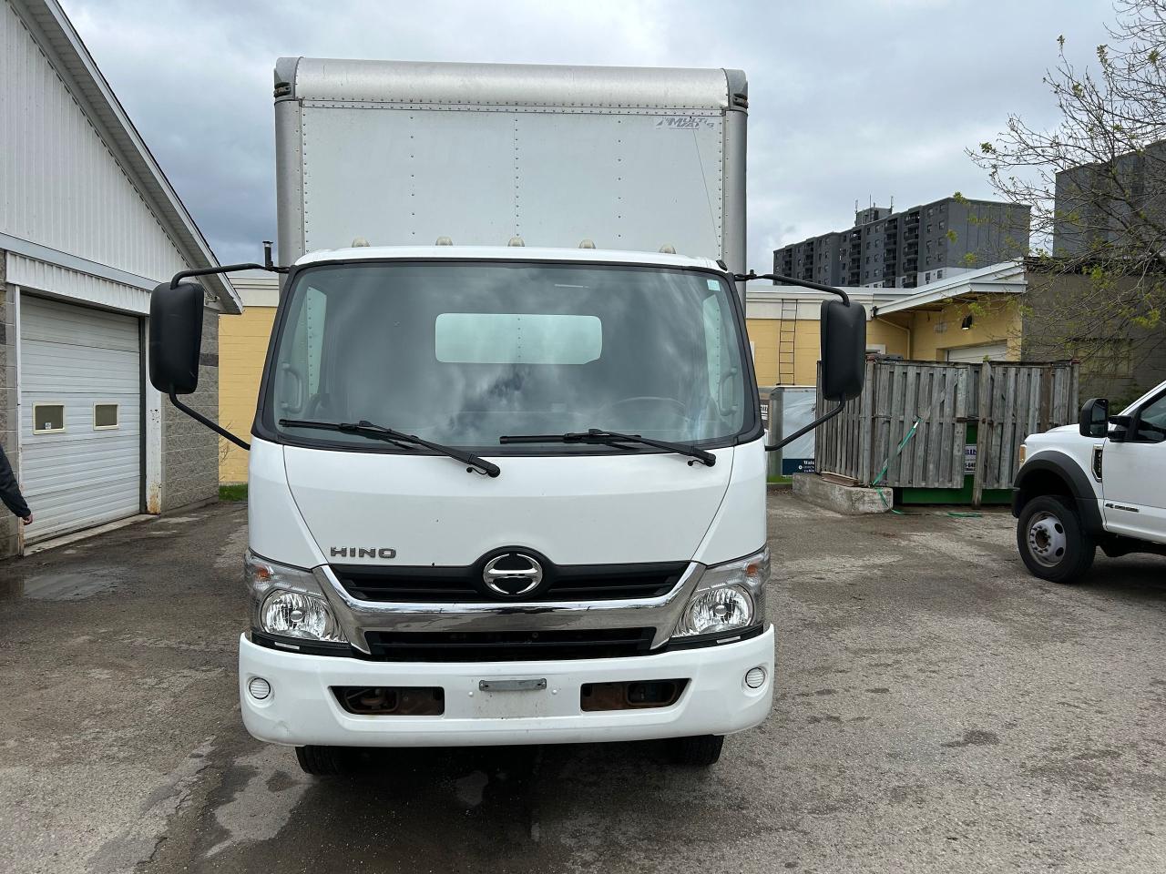2020 Hino 195 20' van body with lift - Photo #6