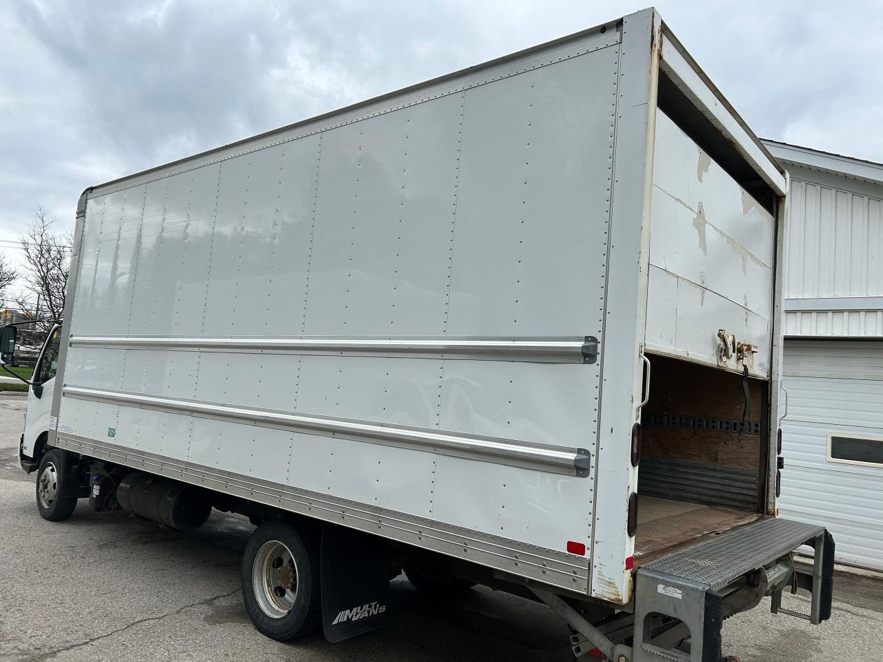 2020 Hino 195 20' van body with lift - Photo #4