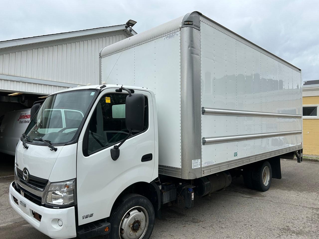 2020 Hino 195 20' van body with lift - Photo #5
