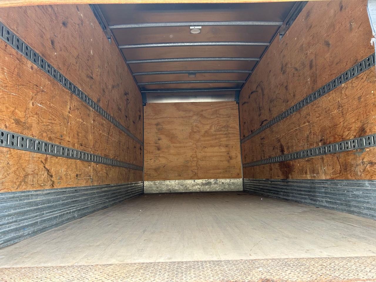 2020 Hino 195 20' van body with lift - Photo #7