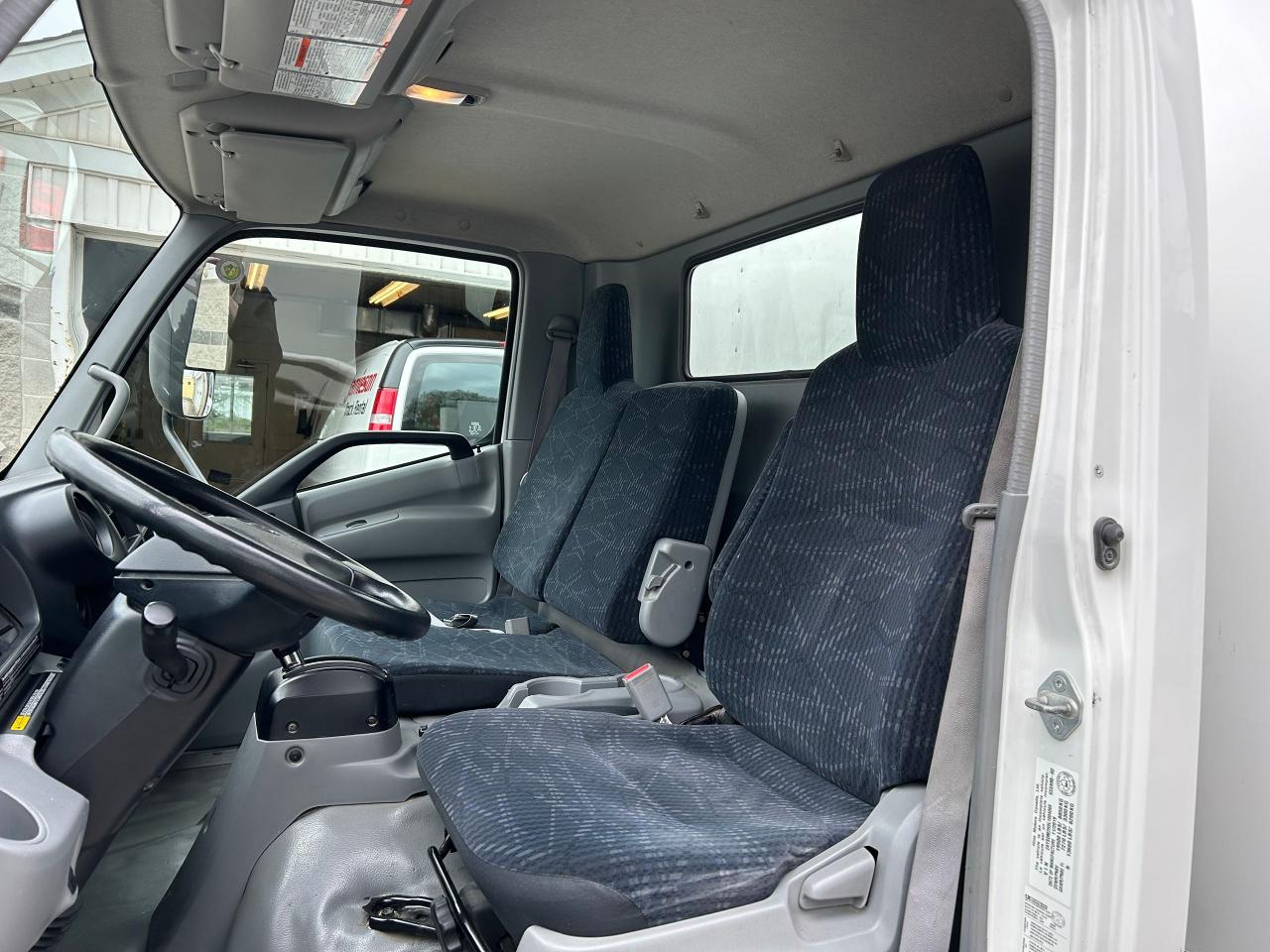2020 Hino 195 20' van body with lift - Photo #9
