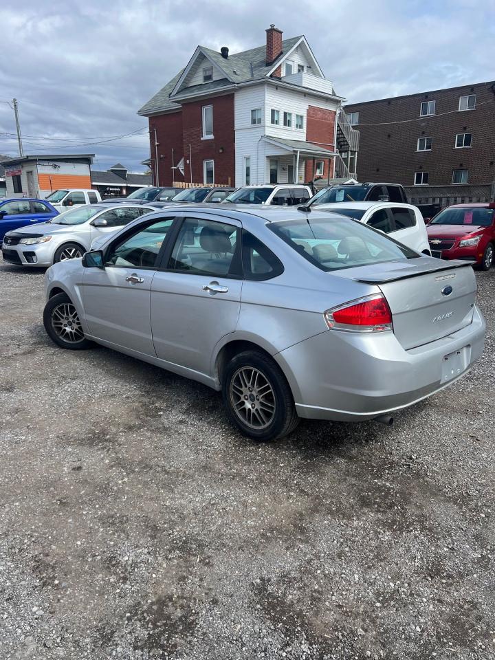 2011 Ford Focus SE - Photo #2