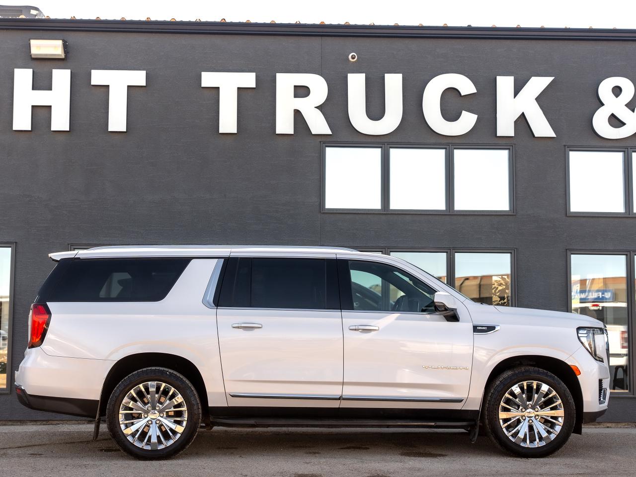 2022 GMC Yukon XL 4WD 4dr SLT XL 8 PASSENGER Photo4