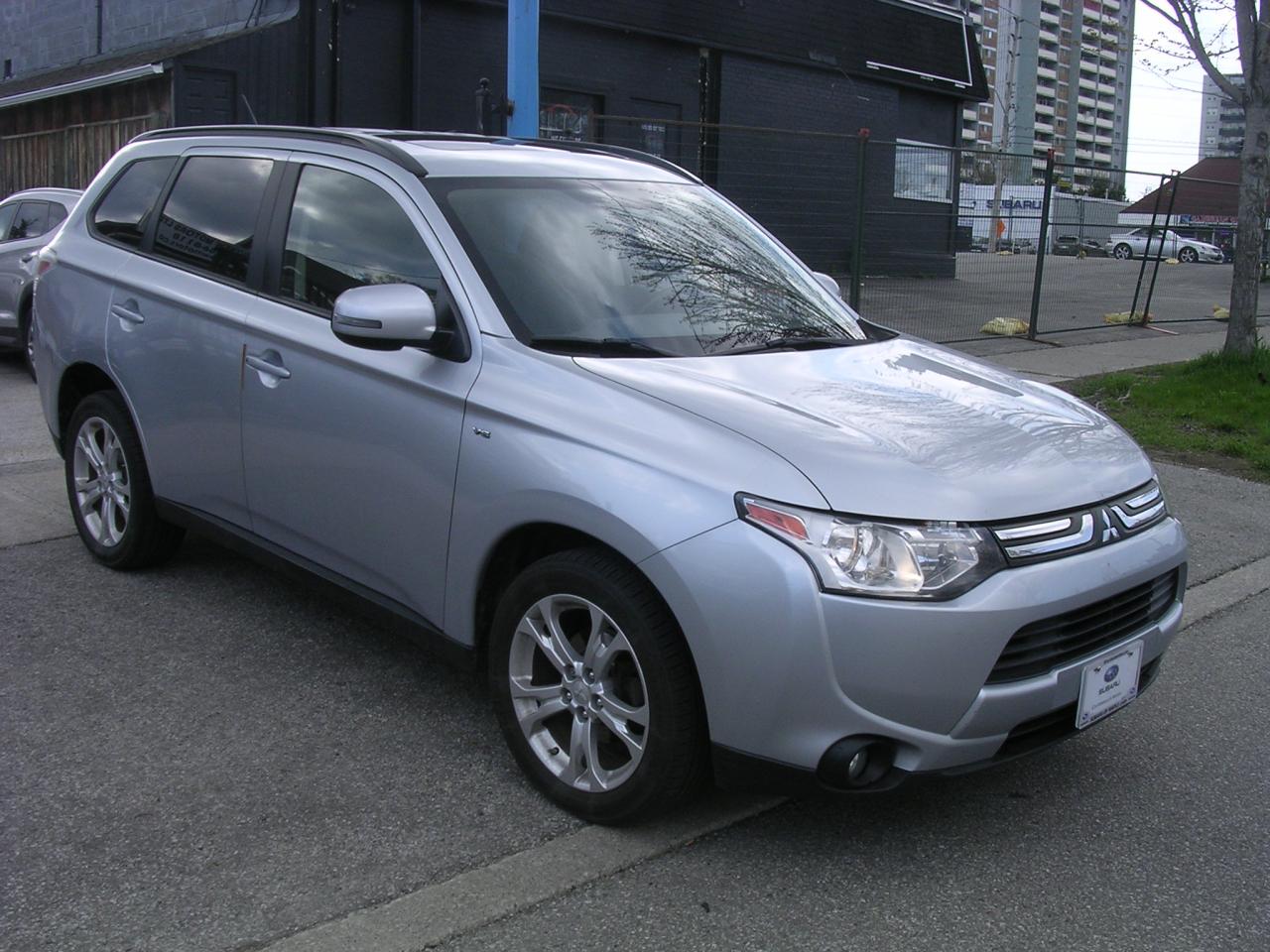 2014 Mitsubishi Outlander SE - Photo #2