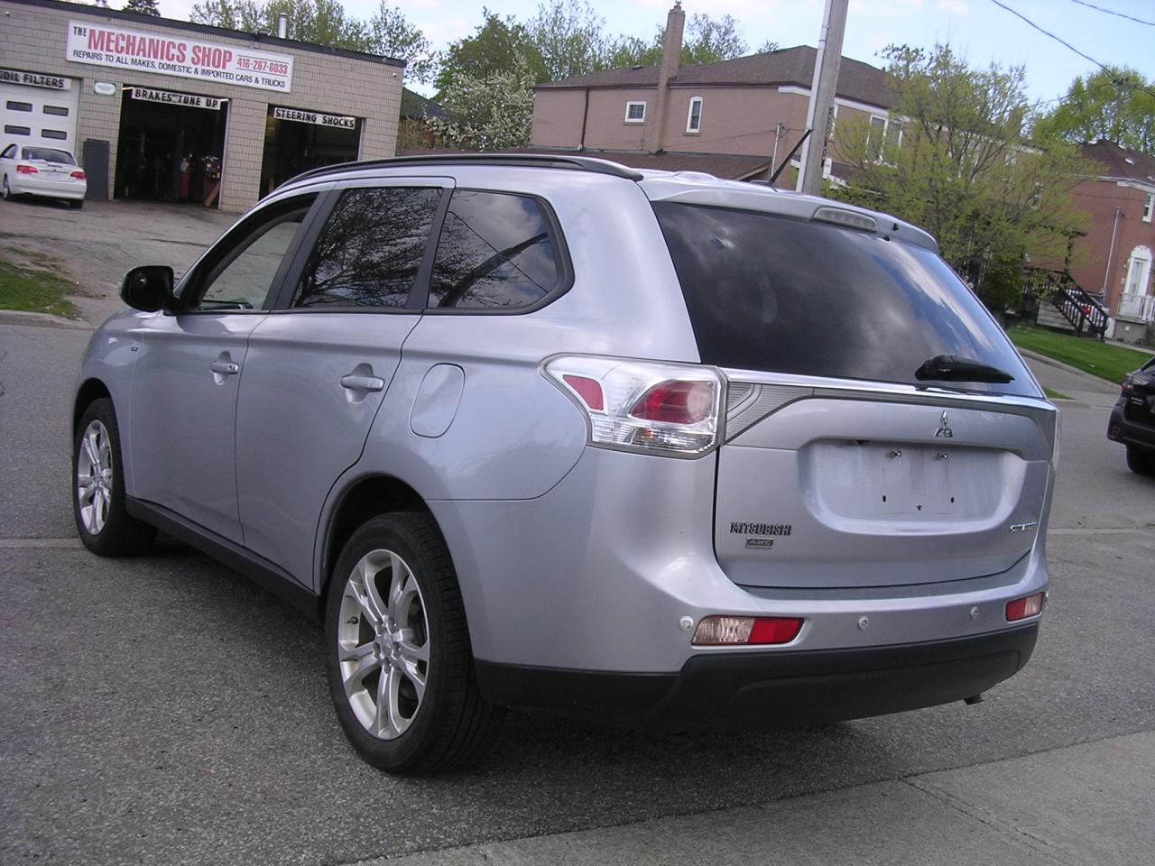 2014 Mitsubishi Outlander SE - Photo #4