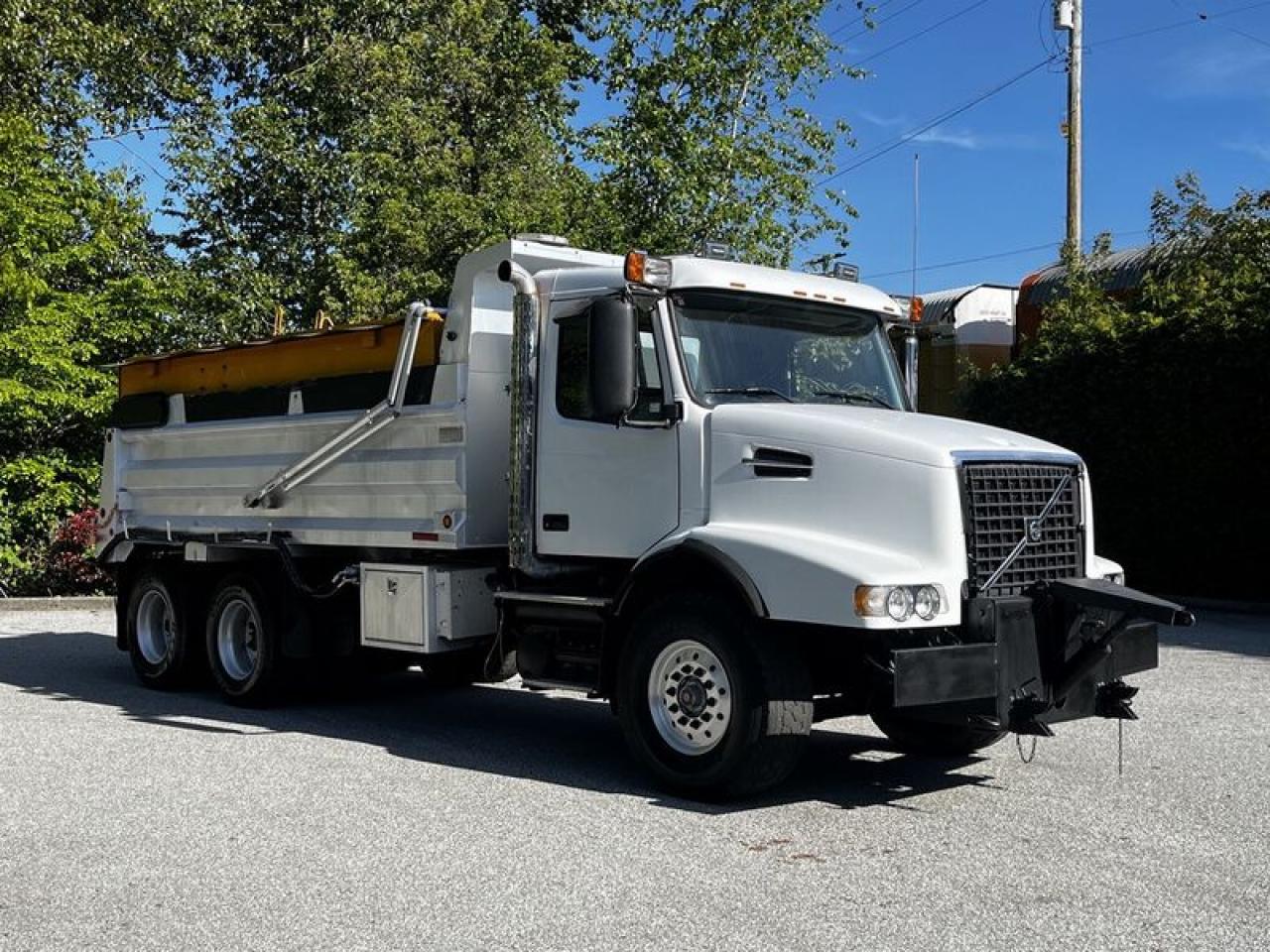 Used 2005 Volvo VND 122 Tandem Axle Diesel Eaton 18 Speed Dump Truck with Plow and Sander (Tailgate Included) for sale in Burnaby, BC
