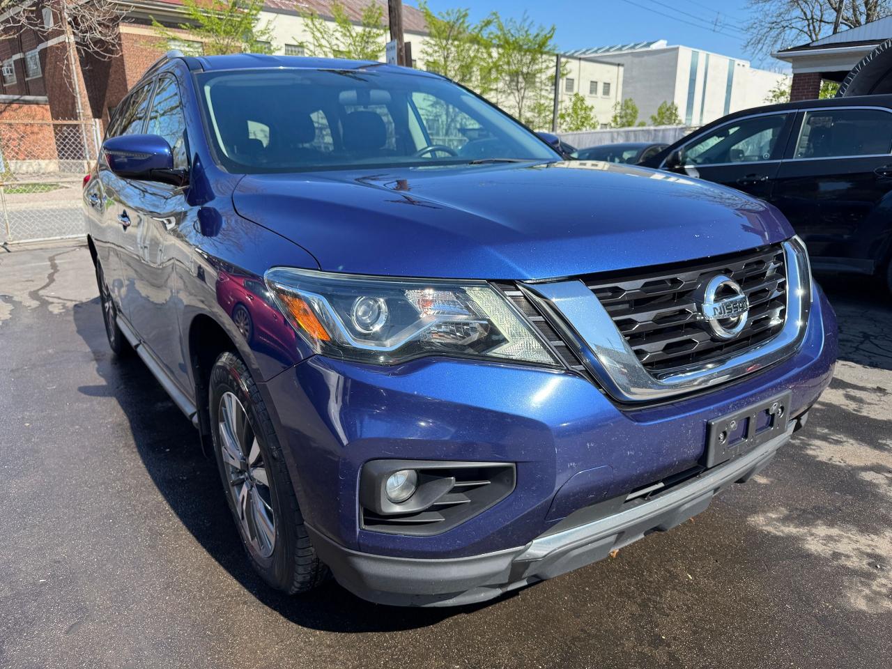 2017 Nissan Pathfinder SV - Photo #3