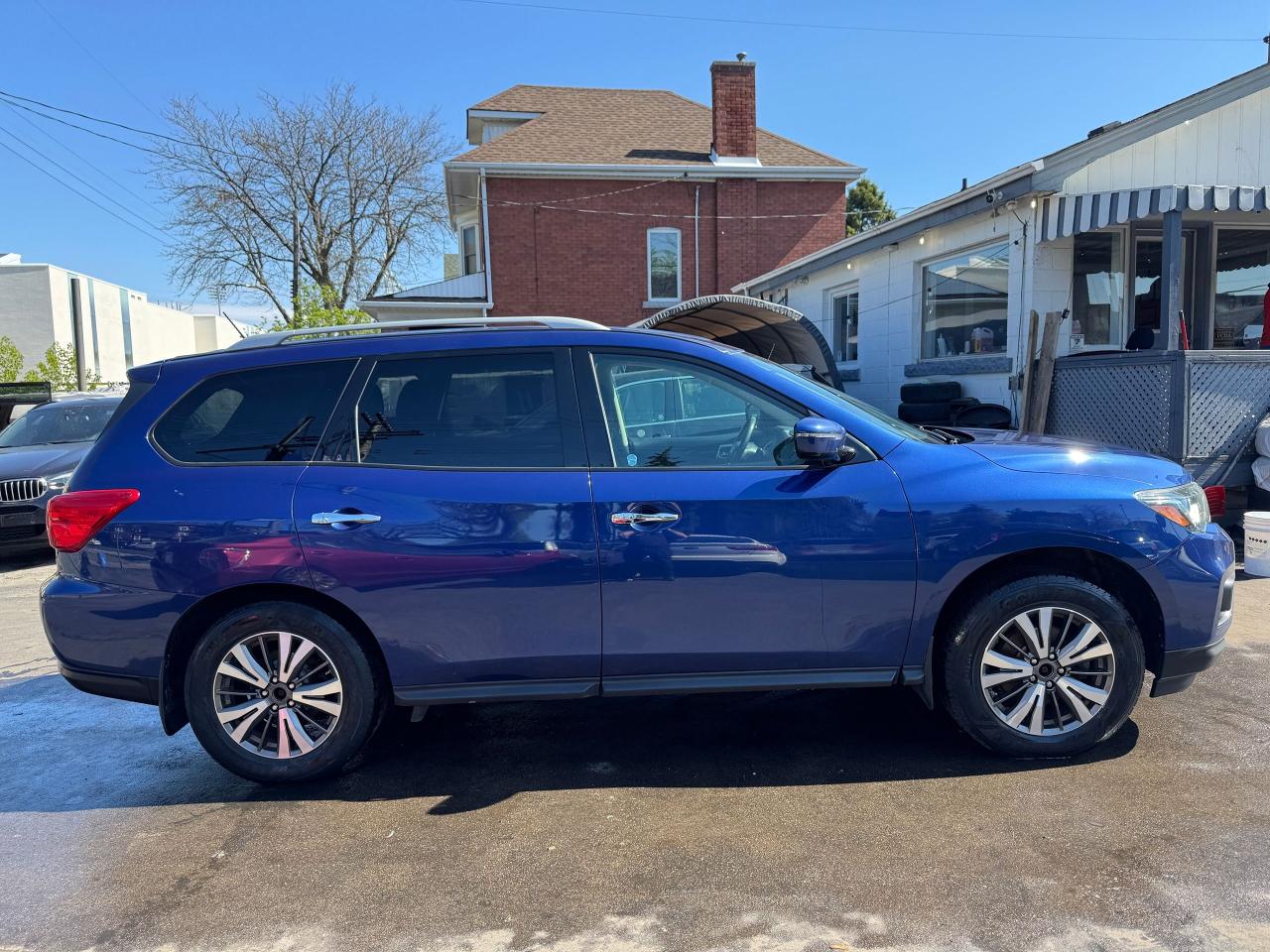 2017 Nissan Pathfinder SV - Photo #4