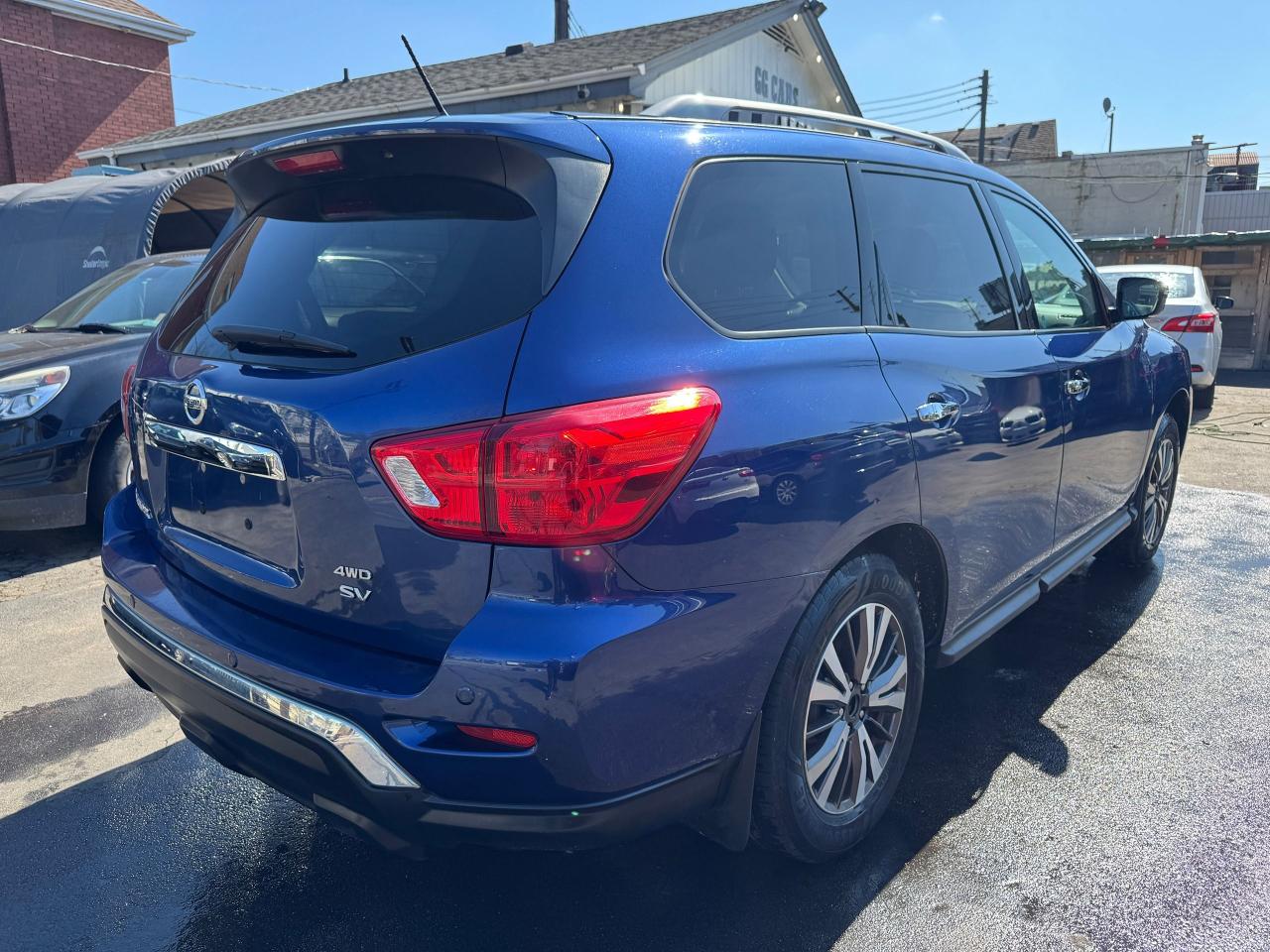 2017 Nissan Pathfinder SV - Photo #5