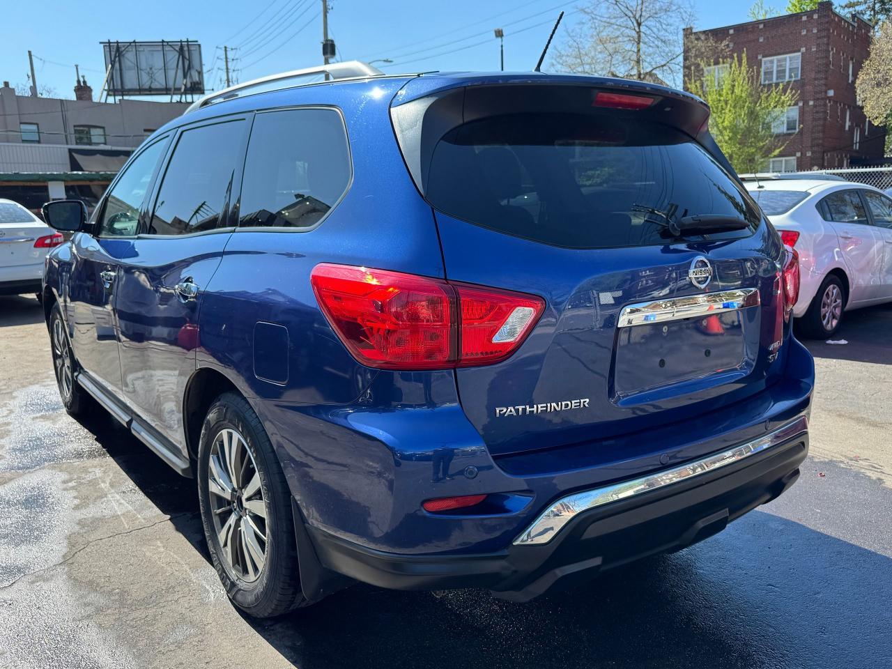 2017 Nissan Pathfinder SV - Photo #7