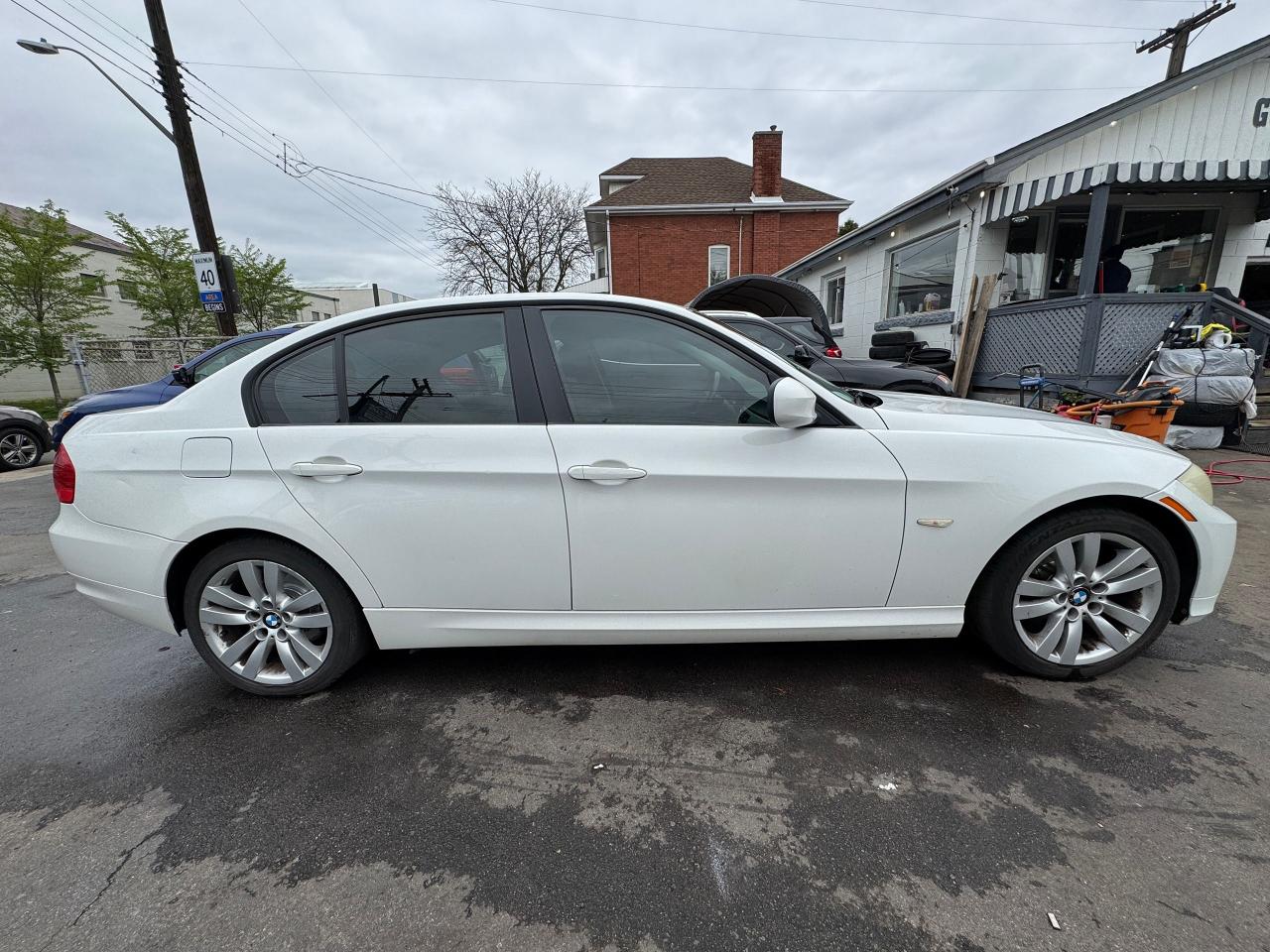 2011 BMW 3 Series 323i - Photo #4