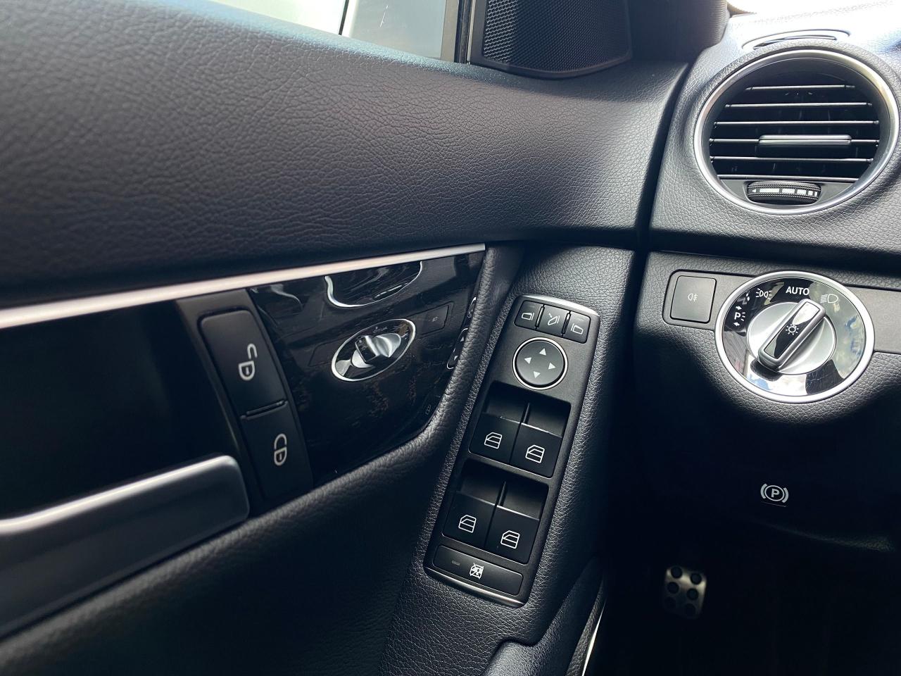 2014 Mercedes-Benz C-Class C300 4MATIC-AMG-SPORT-NAVI-CAMERA-PANO ROOF - Photo #24