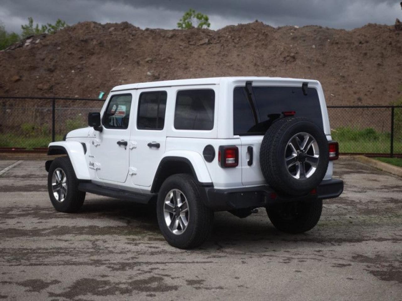 2022 Jeep Wrangler Unlimited Sahara  **LOW KMS - 1 OWNER** Photo2