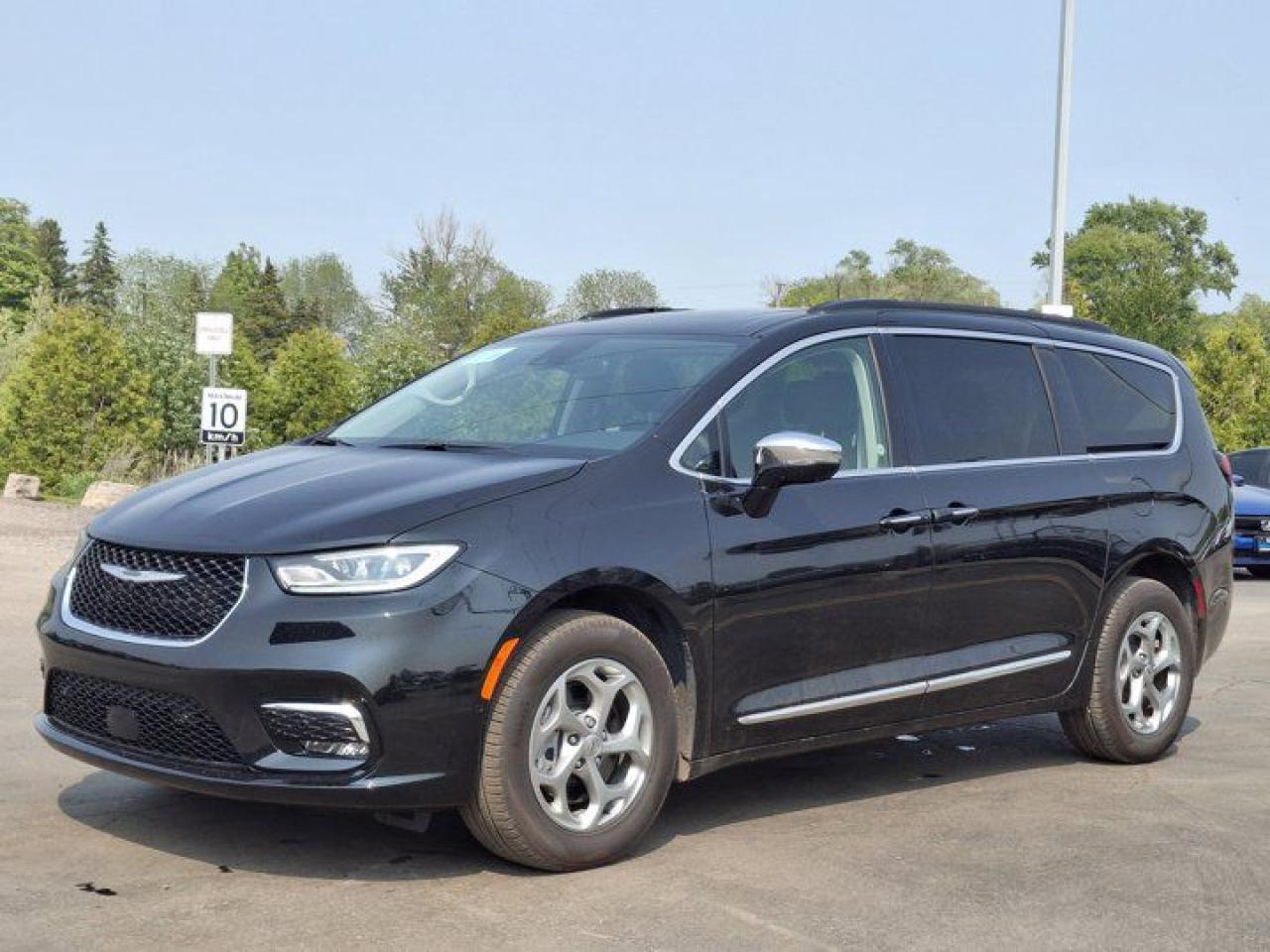 Used 2023 Chrysler Pacifica Limited AWD | Dual TV Screens | DVD | Leather | 360 Camera | Cooled + Heated Seats | and Much More ! for sale in Guelph, ON