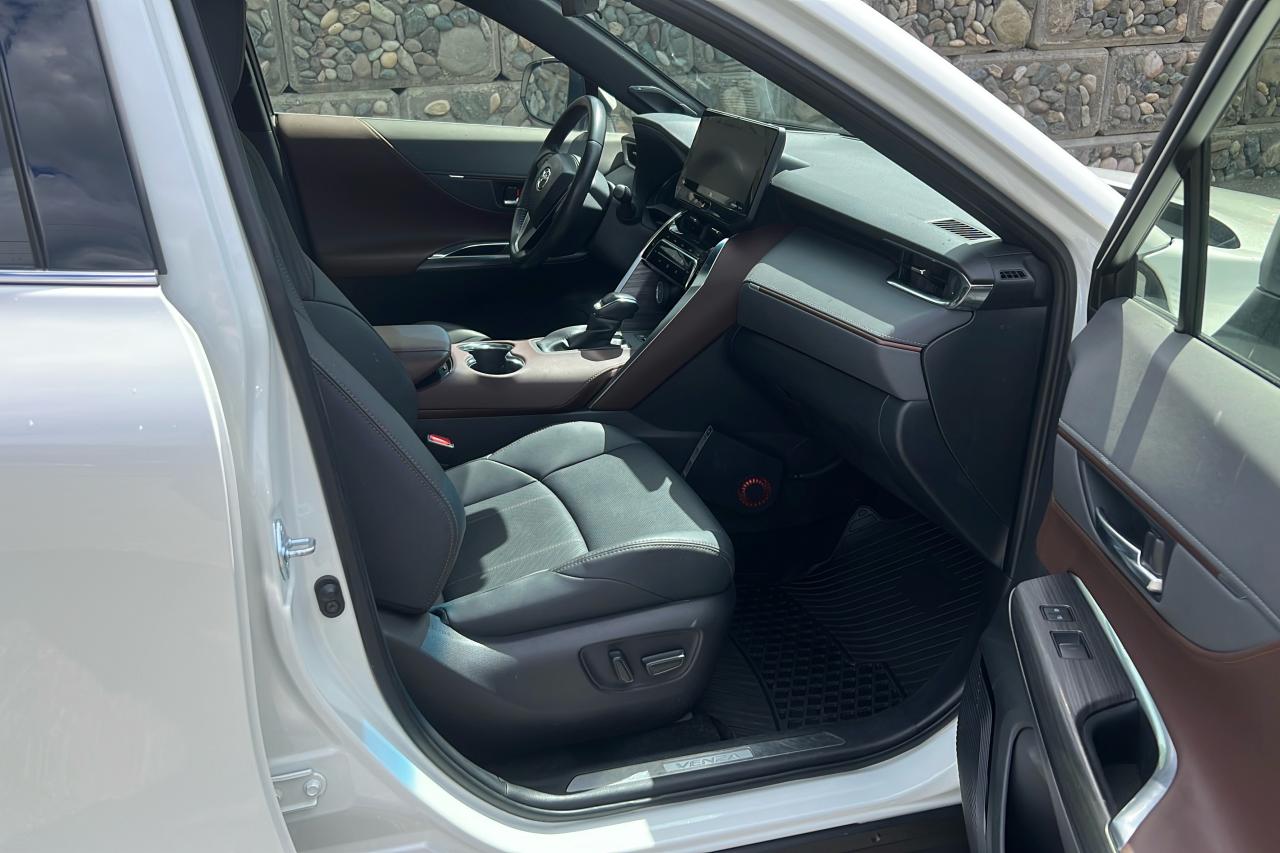 2022 Toyota Venza Hybrid Limited Photo