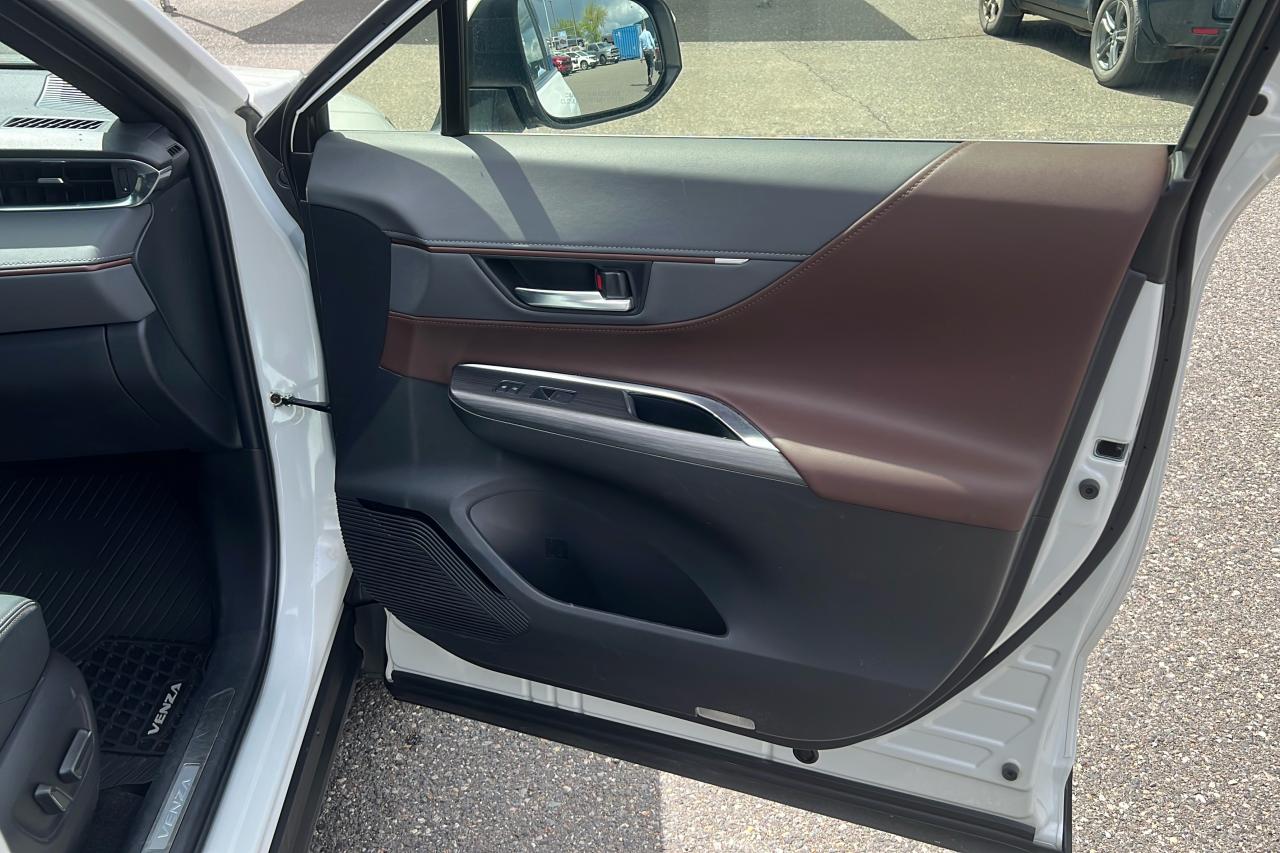 2022 Toyota Venza Hybrid Limited Photo
