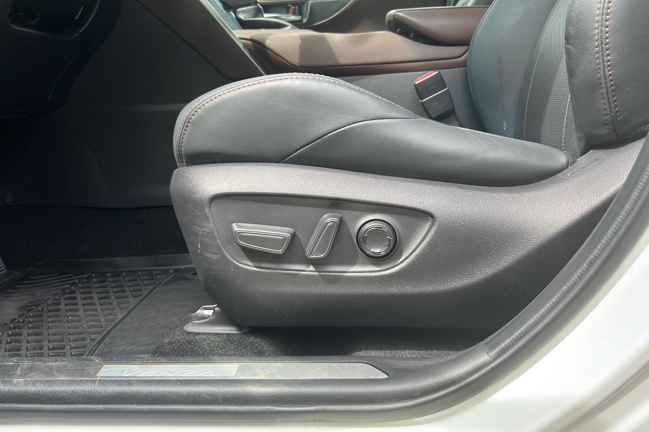 2022 Toyota Venza Hybrid Limited Photo
