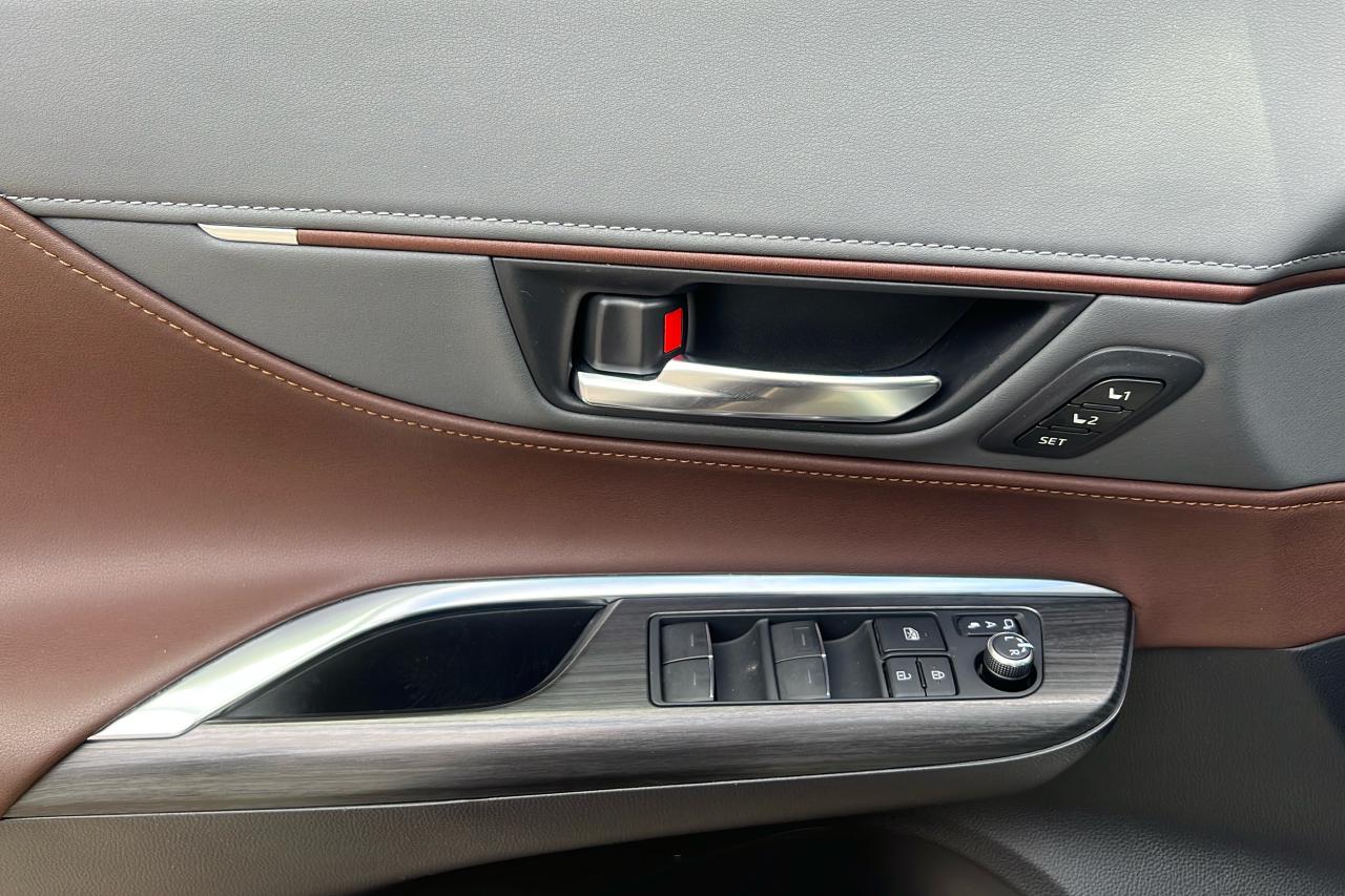 2022 Toyota Venza Hybrid Limited Photo