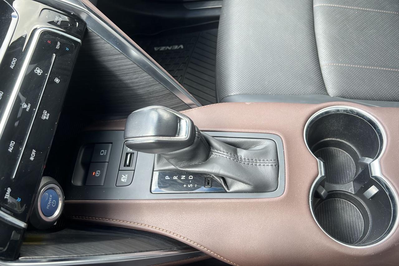 2022 Toyota Venza Hybrid Limited Photo