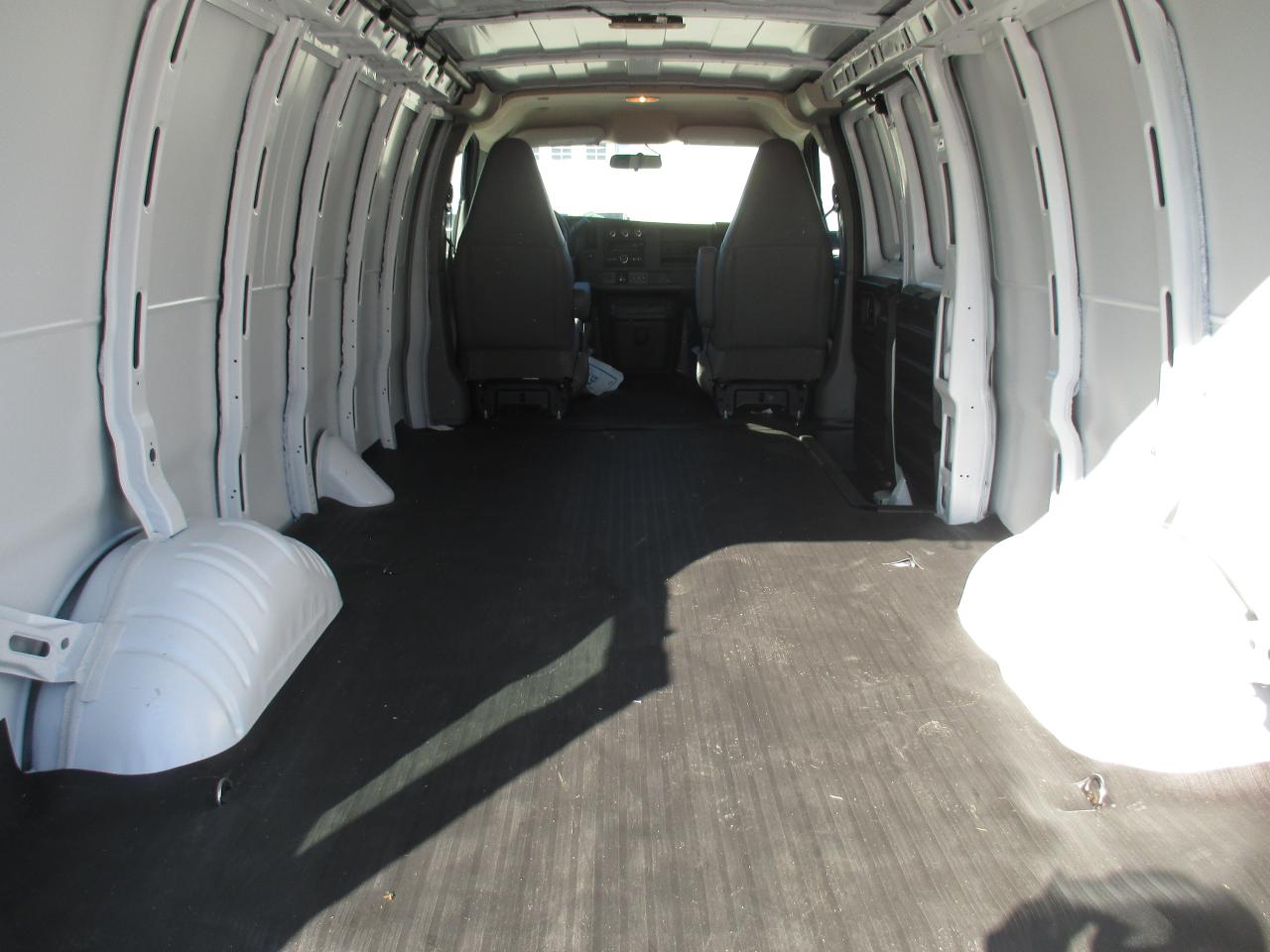 2022 GMC Savana 3500 3500. 155 inch w/base - Photo #7