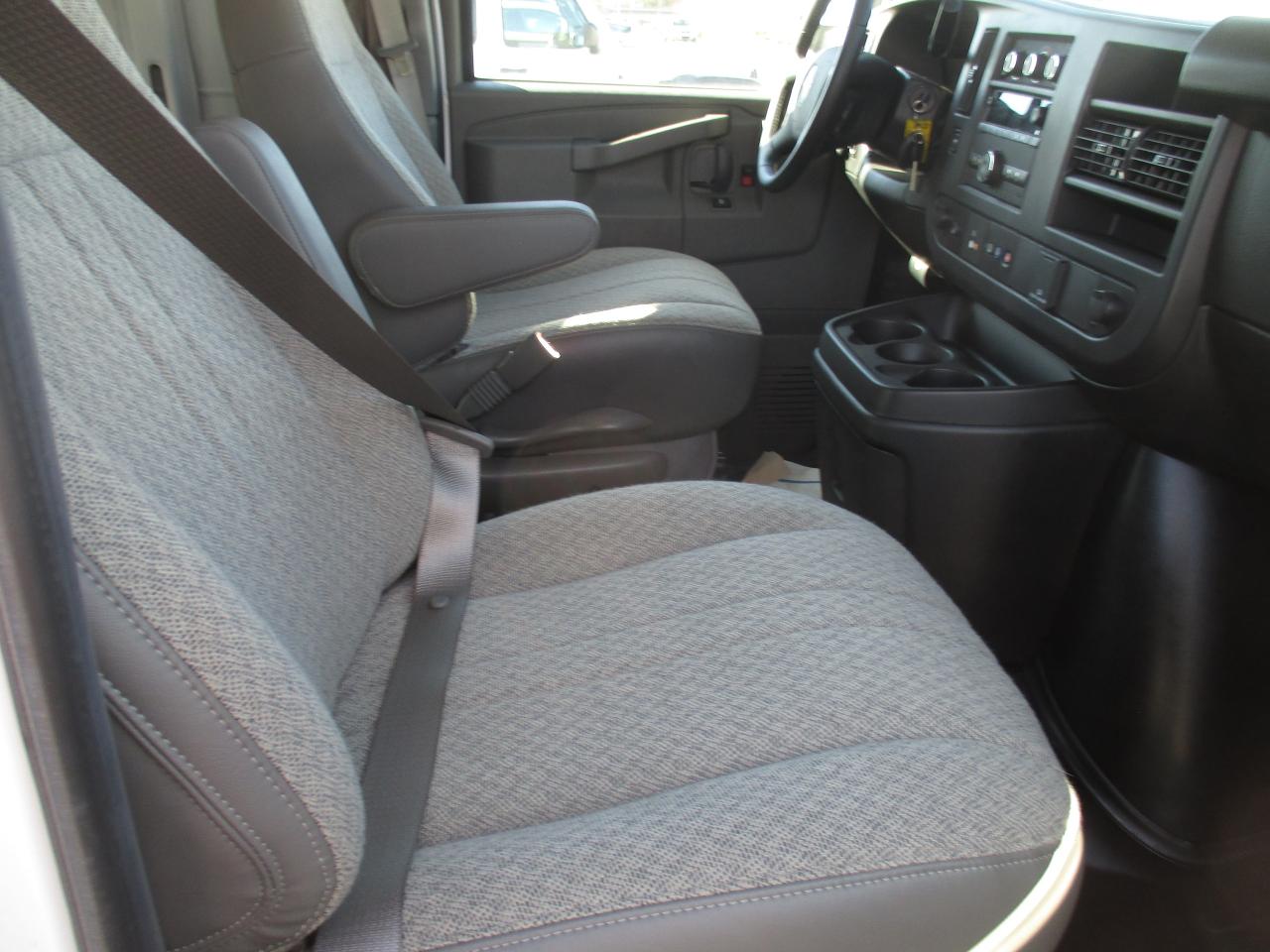2022 GMC Savana 3500 3500. 155 inch w/base - Photo #8