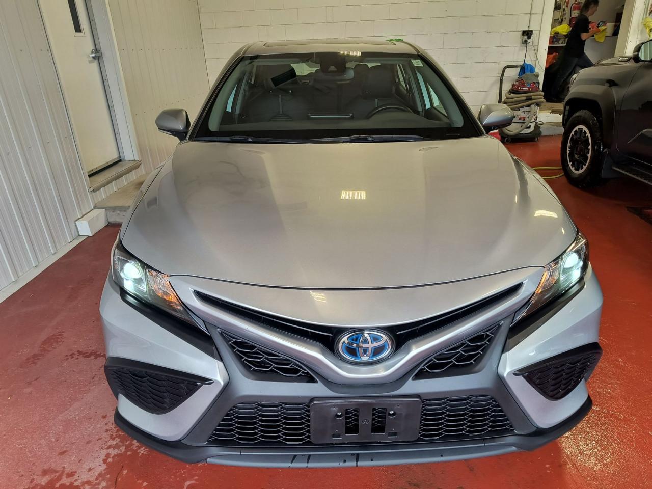 2022 Toyota Camry HYBRID SE Photo