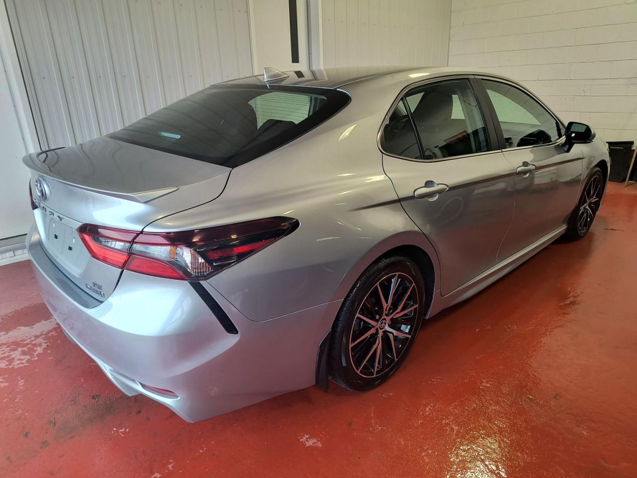 2022 Toyota Camry HYBRID SE Photo