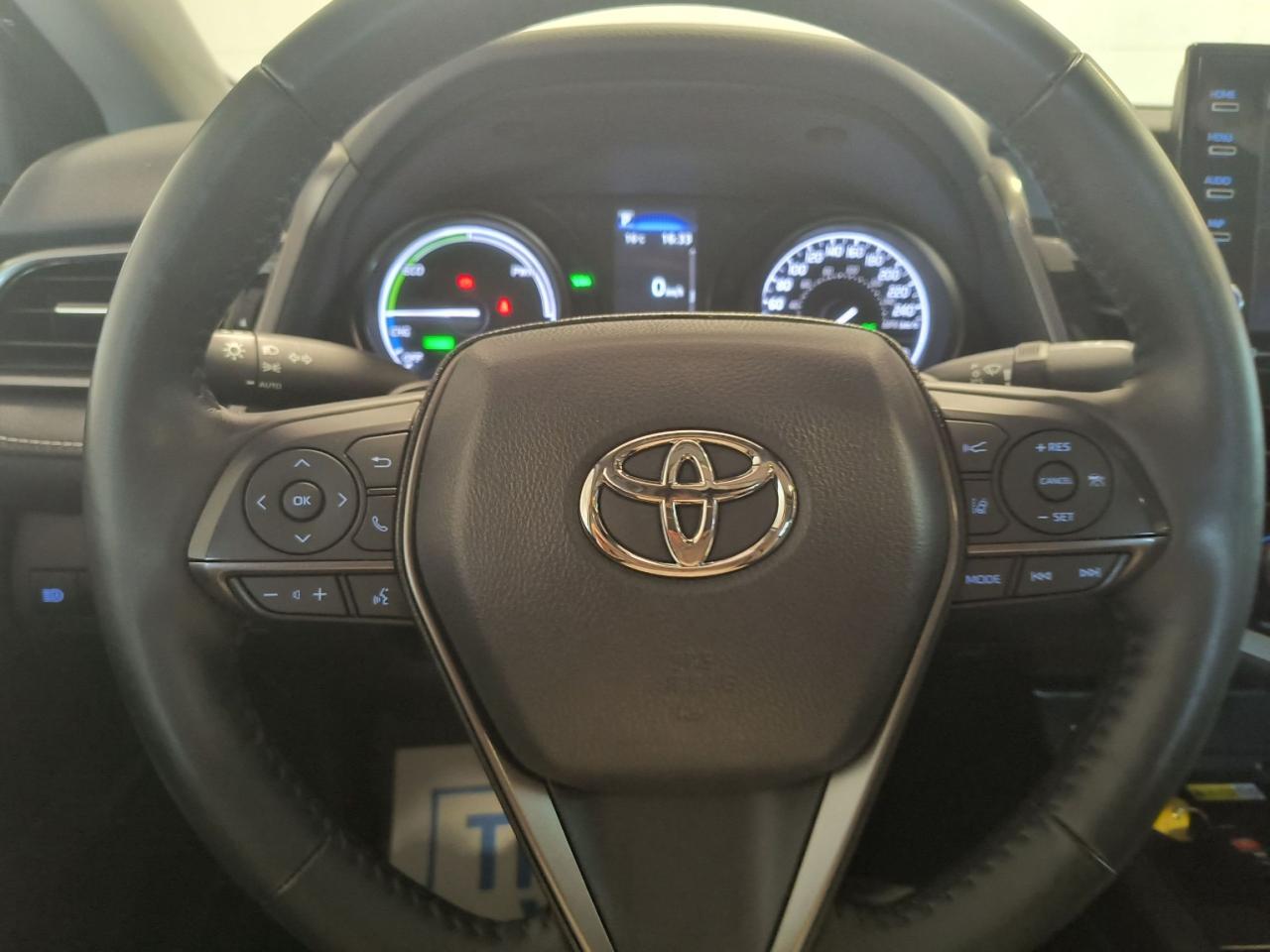 2022 Toyota Camry HYBRID SE Photo