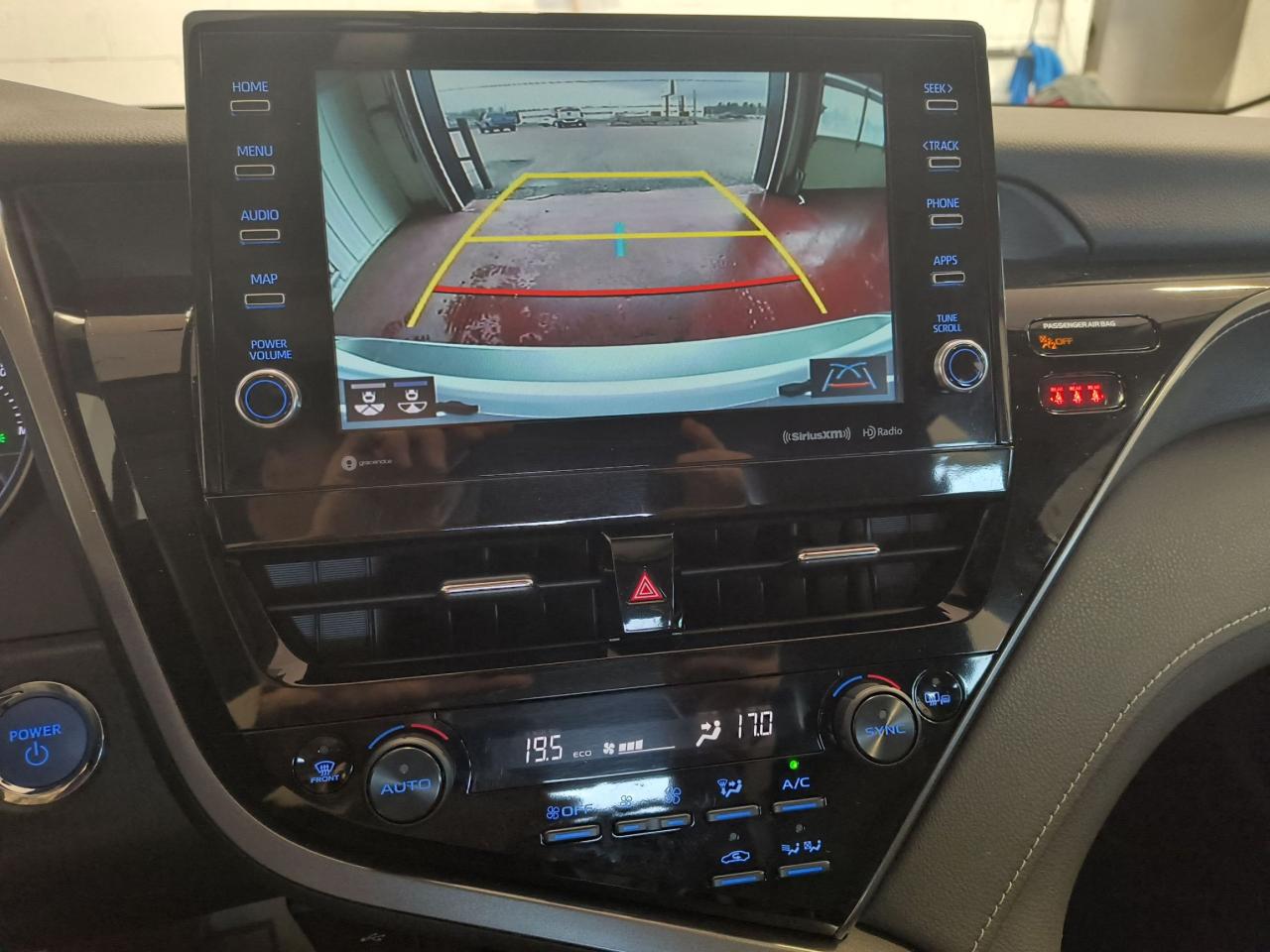 2022 Toyota Camry HYBRID SE Photo