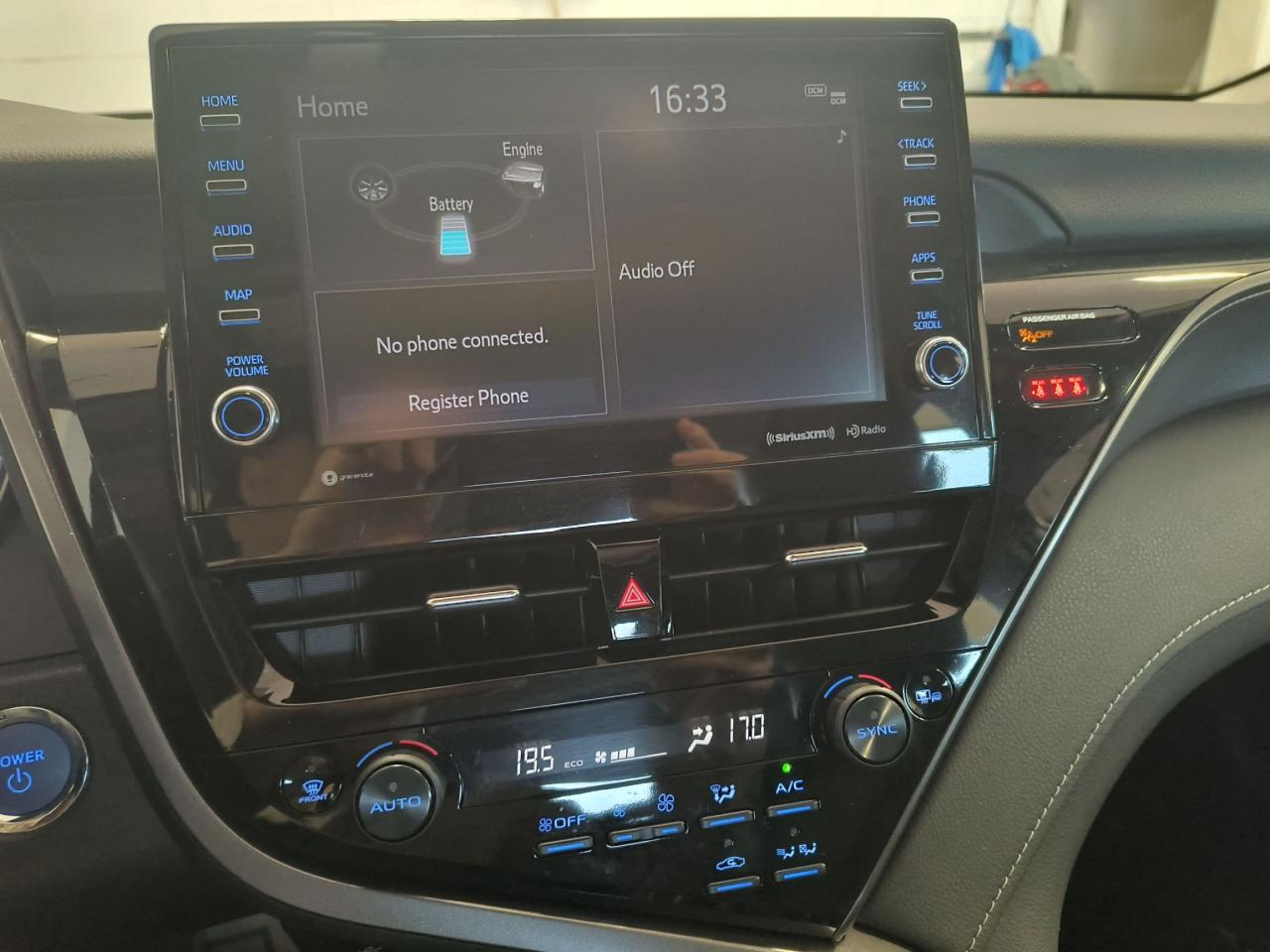 2022 Toyota Camry HYBRID SE Photo