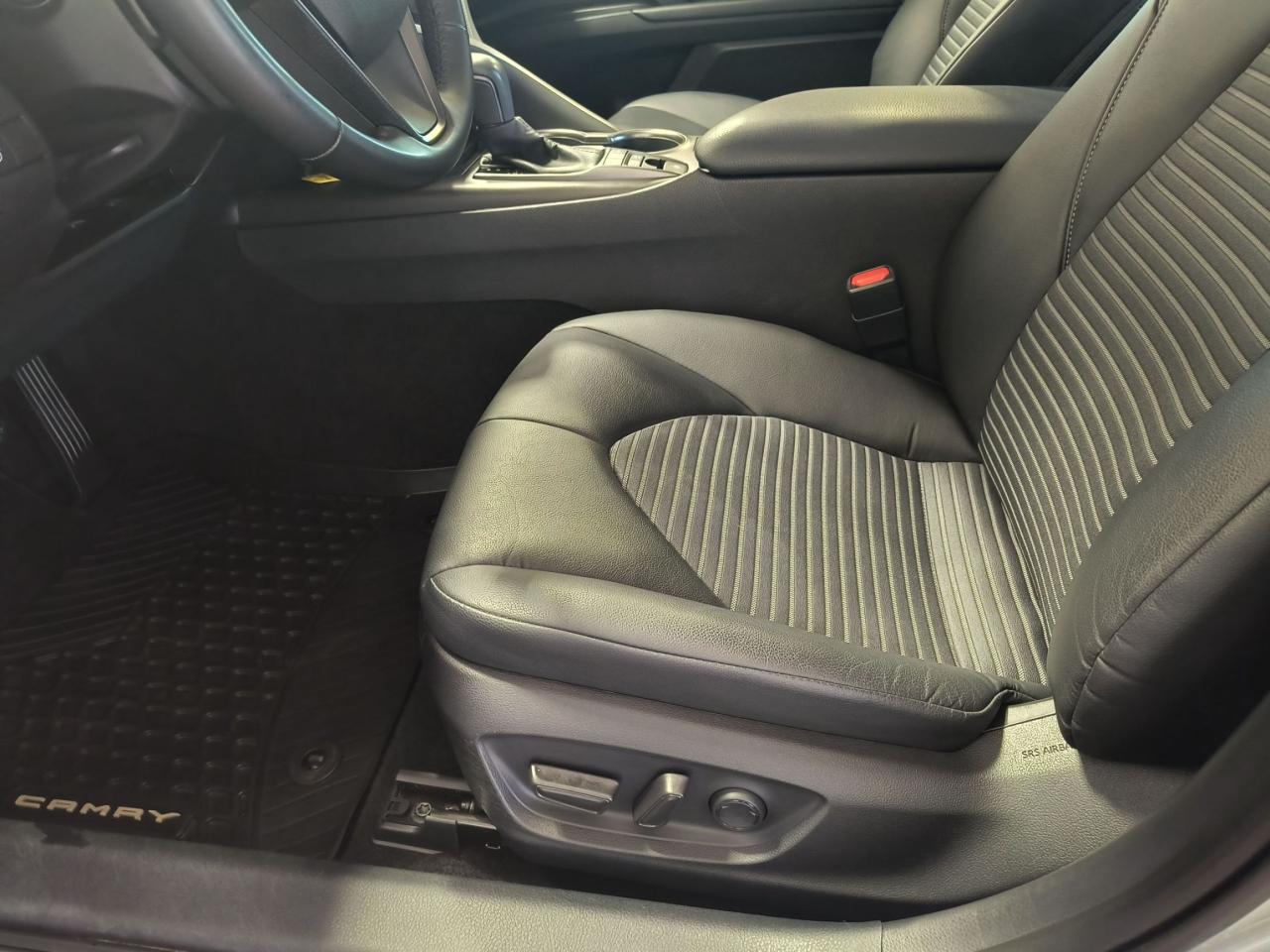 2022 Toyota Camry HYBRID SE Photo