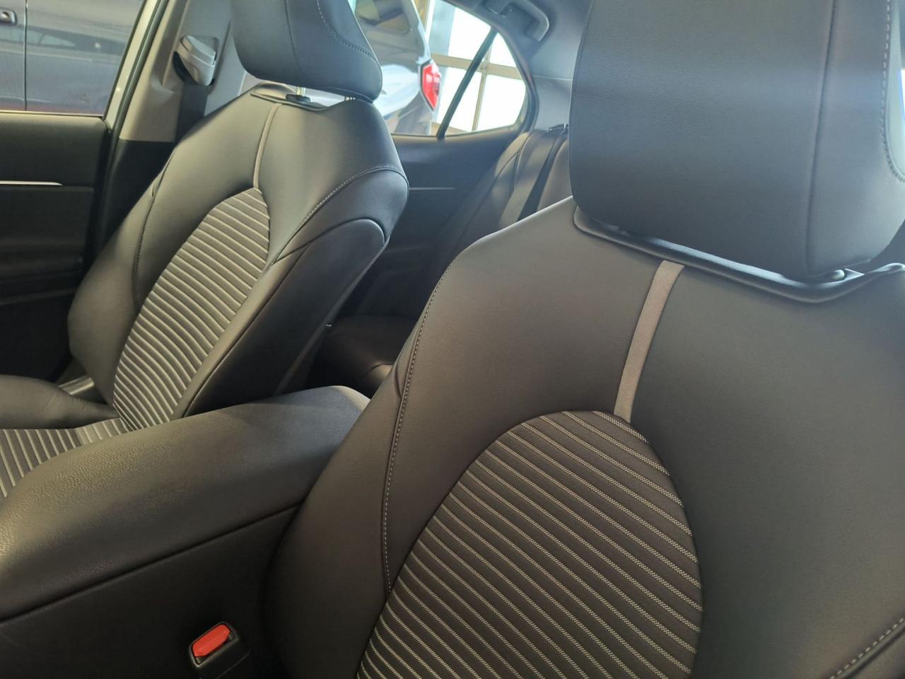2022 Toyota Camry HYBRID SE Photo