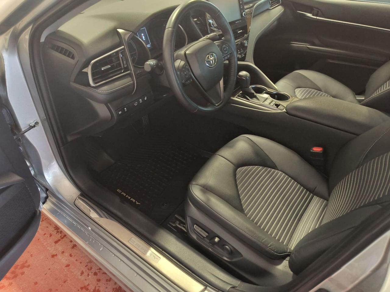 2022 Toyota Camry HYBRID SE Photo