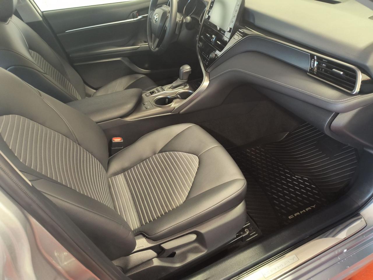 2022 Toyota Camry HYBRID SE Photo