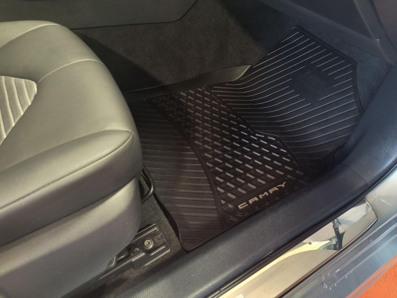 2022 Toyota Camry HYBRID SE Photo