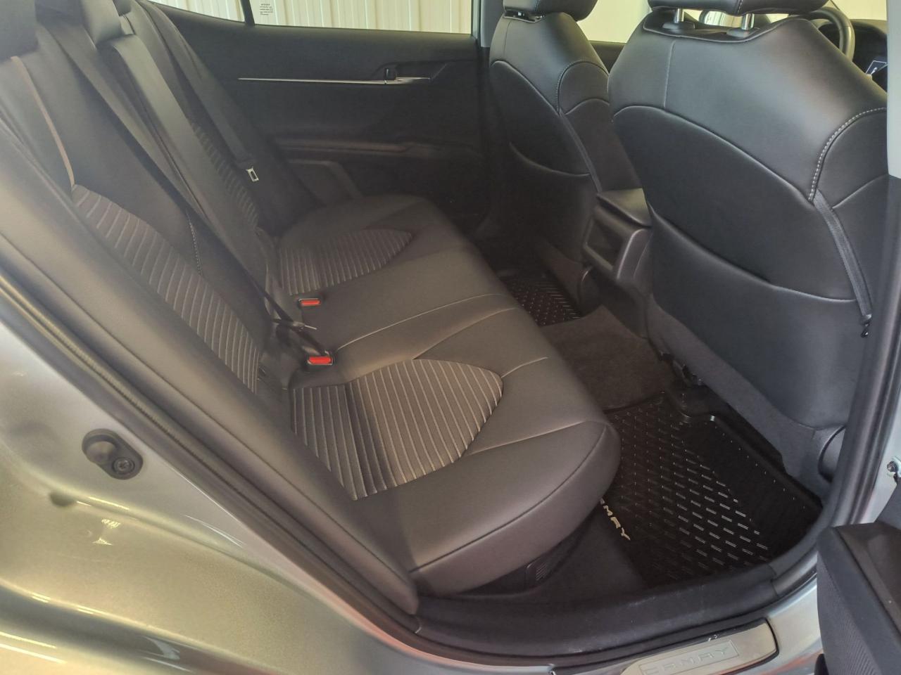 2022 Toyota Camry HYBRID SE Photo
