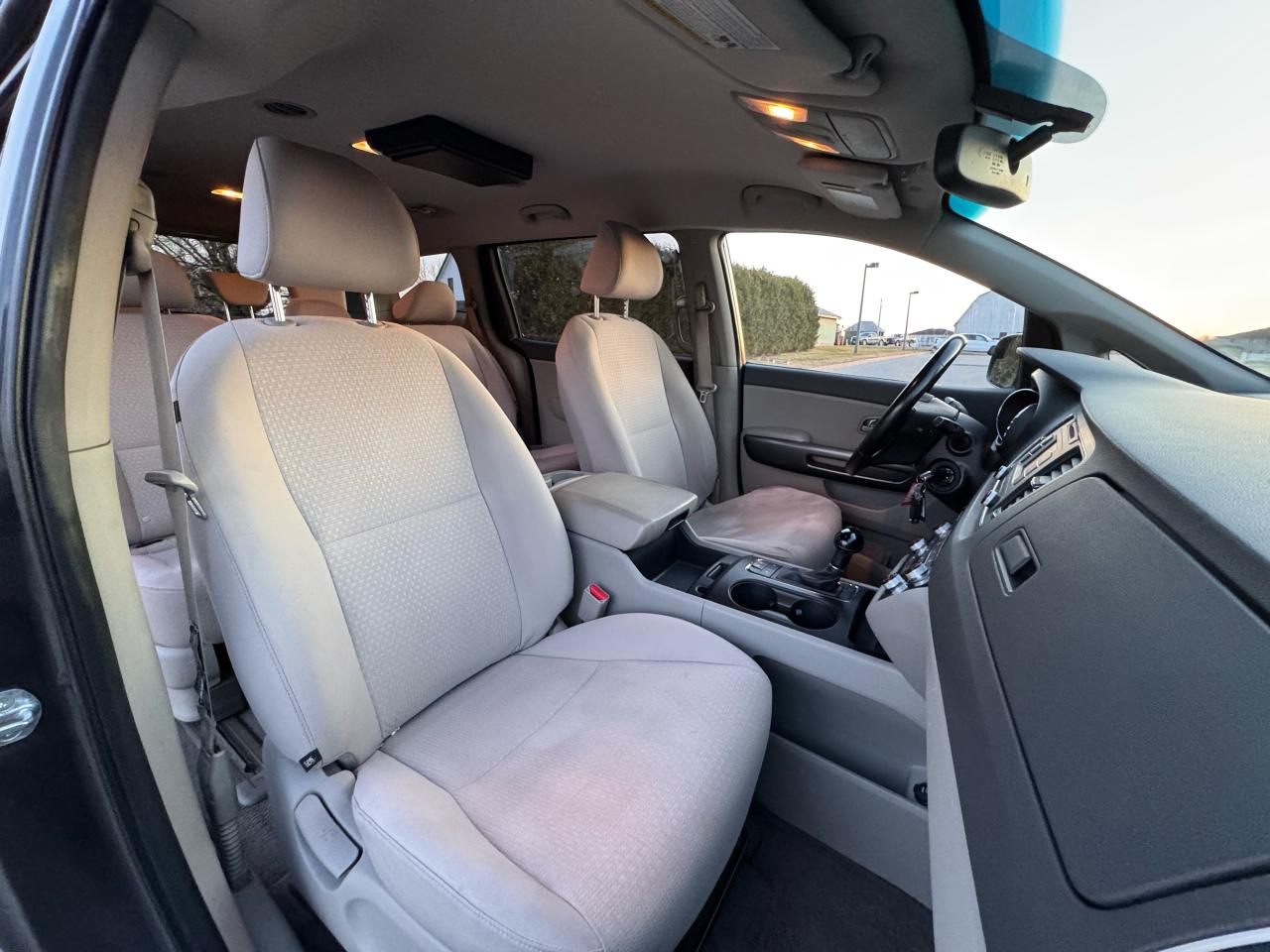 2016 Kia Sedona LX - 8 Seats - Photo #12