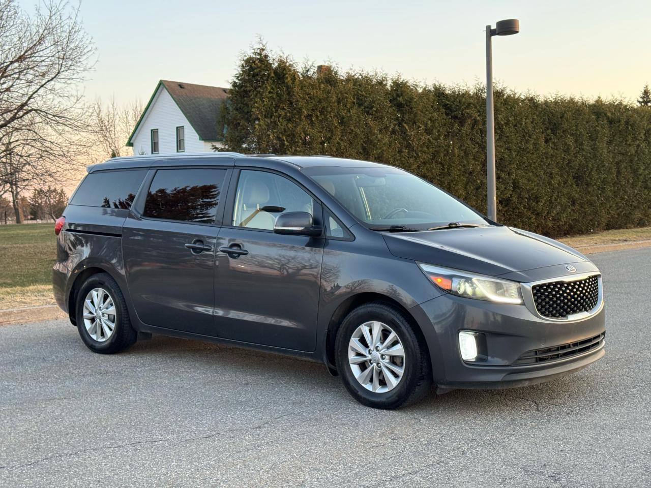 2016 Kia Sedona LX - 8 Seats - Photo #2