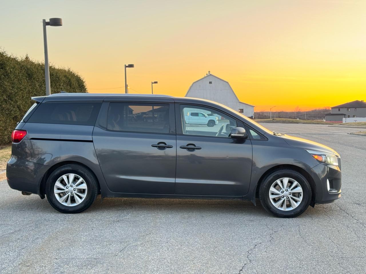 2016 Kia Sedona LX - 8 Seats - Photo #7