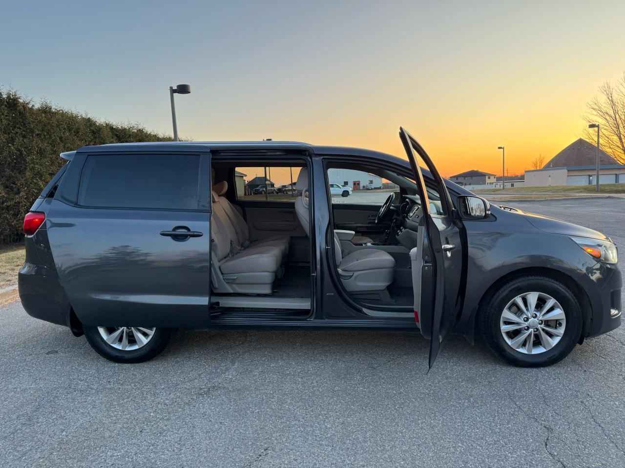 2016 Kia Sedona LX - 8 Seats - Photo #14