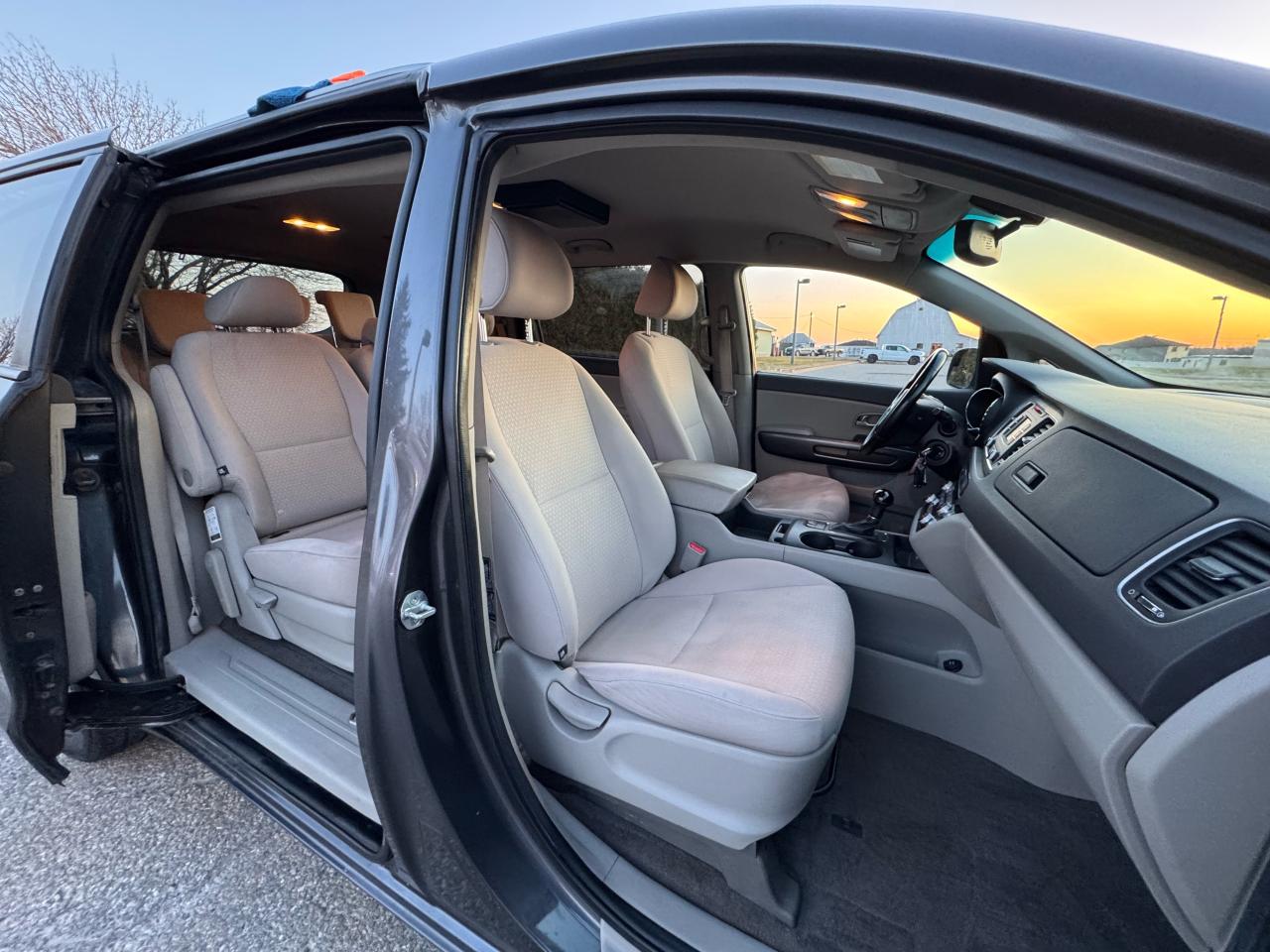 2016 Kia Sedona LX - 8 Seats - Photo #13
