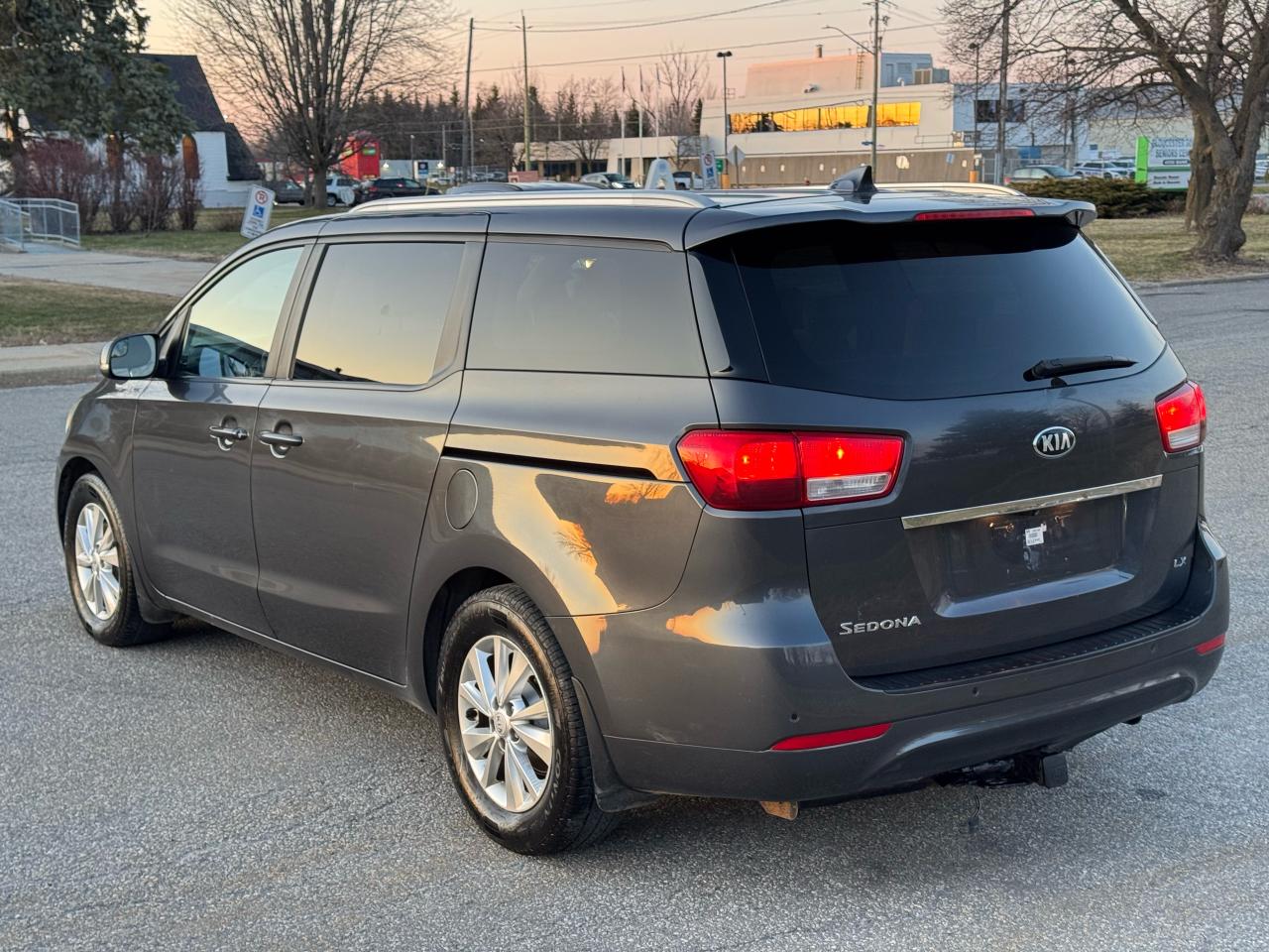 2016 Kia Sedona LX - 8 Seats - Photo #11