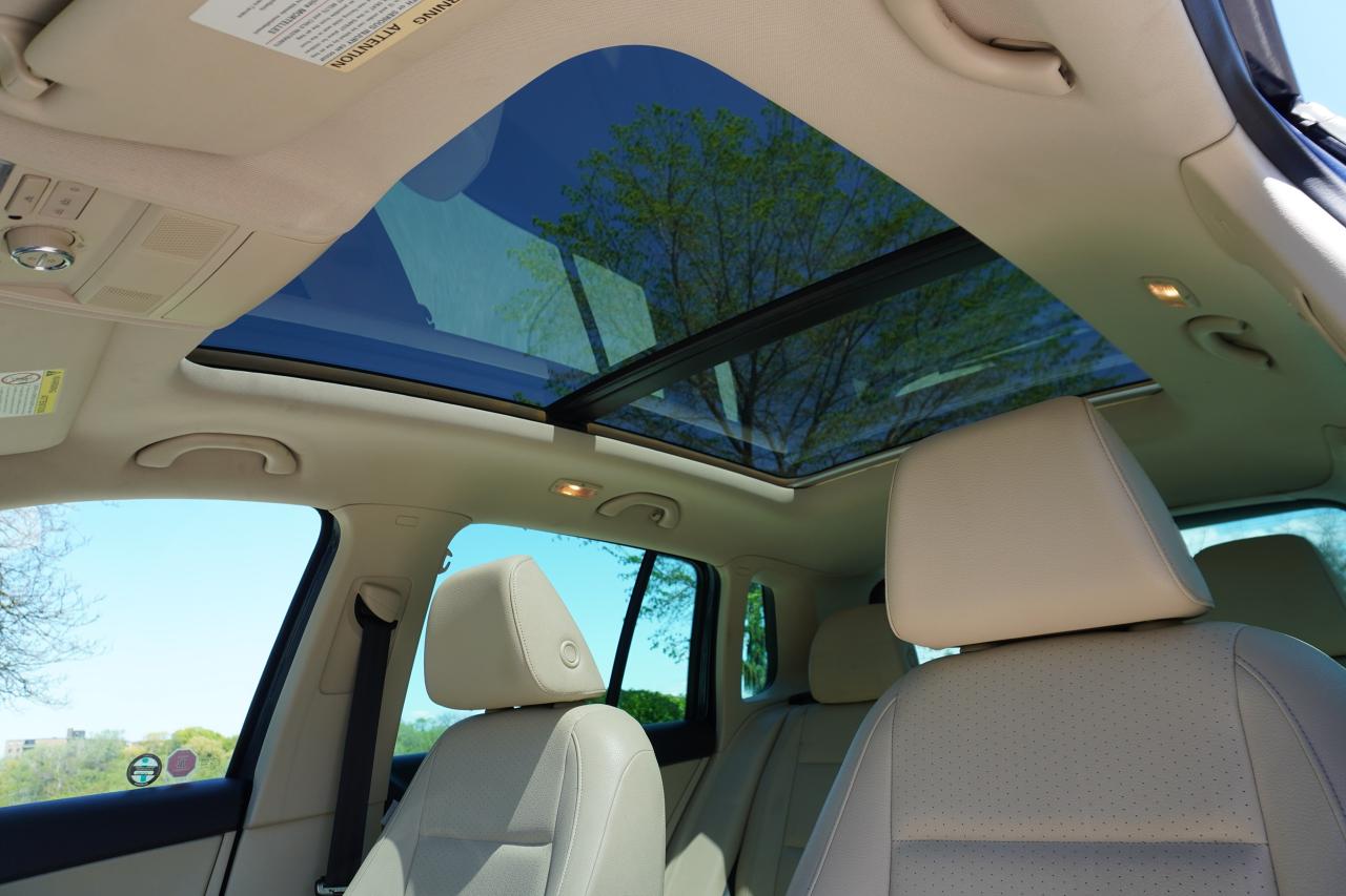 2012 Volkswagen Tiguan 6 SPD / LEATHER / PANOROOF / NO ACCIDENTS / LOCAL - Photo #17