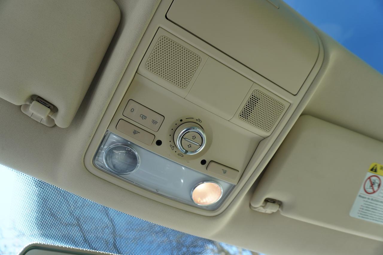 2012 Volkswagen Tiguan 6 SPD / LEATHER / PANOROOF / NO ACCIDENTS / LOCAL - Photo #16