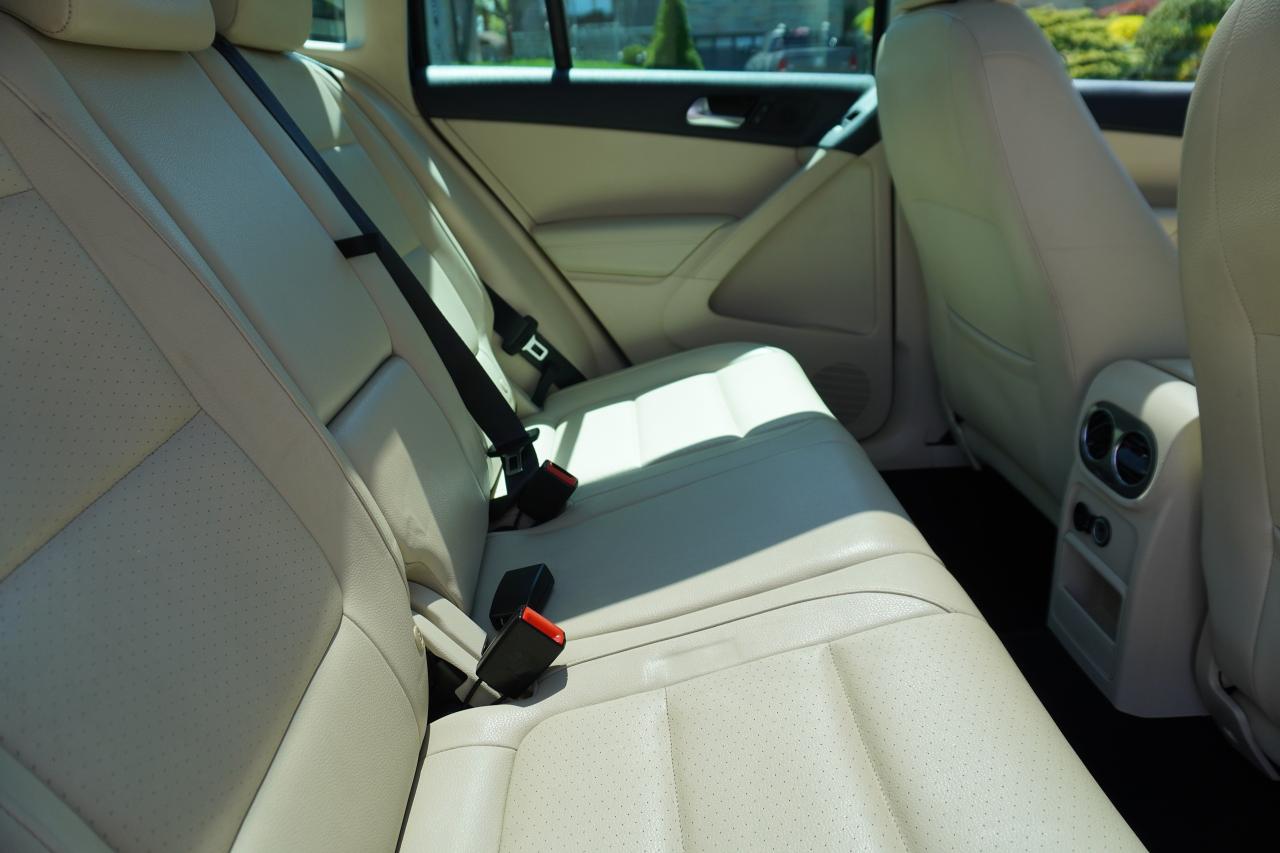 2012 Volkswagen Tiguan 6 SPD / LEATHER / PANOROOF / NO ACCIDENTS / LOCAL - Photo #20